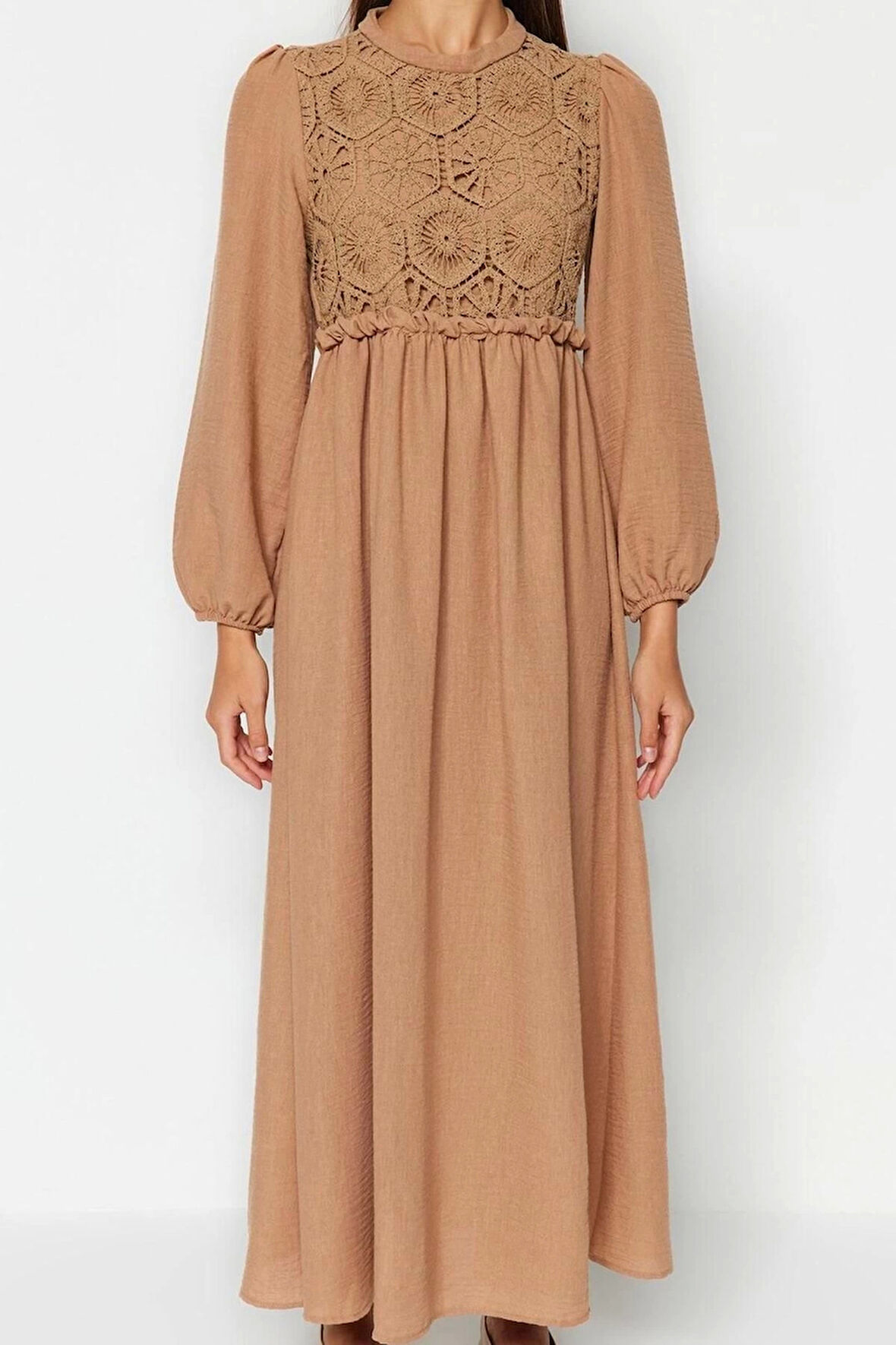 Kadın Moda Şık Tesettür Maxi Boy Bisiklet Yaka Regular Güpür Fisto Detaylı Dokuma Elbise