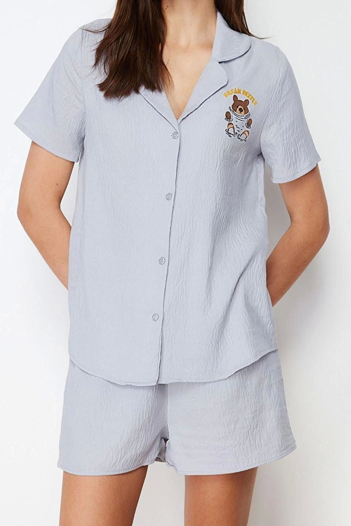 Kadın Polyester Gömlek Yaka Kısa Kol Ayıcık Nakışlı Viskon Dokuma Pijama Takımı