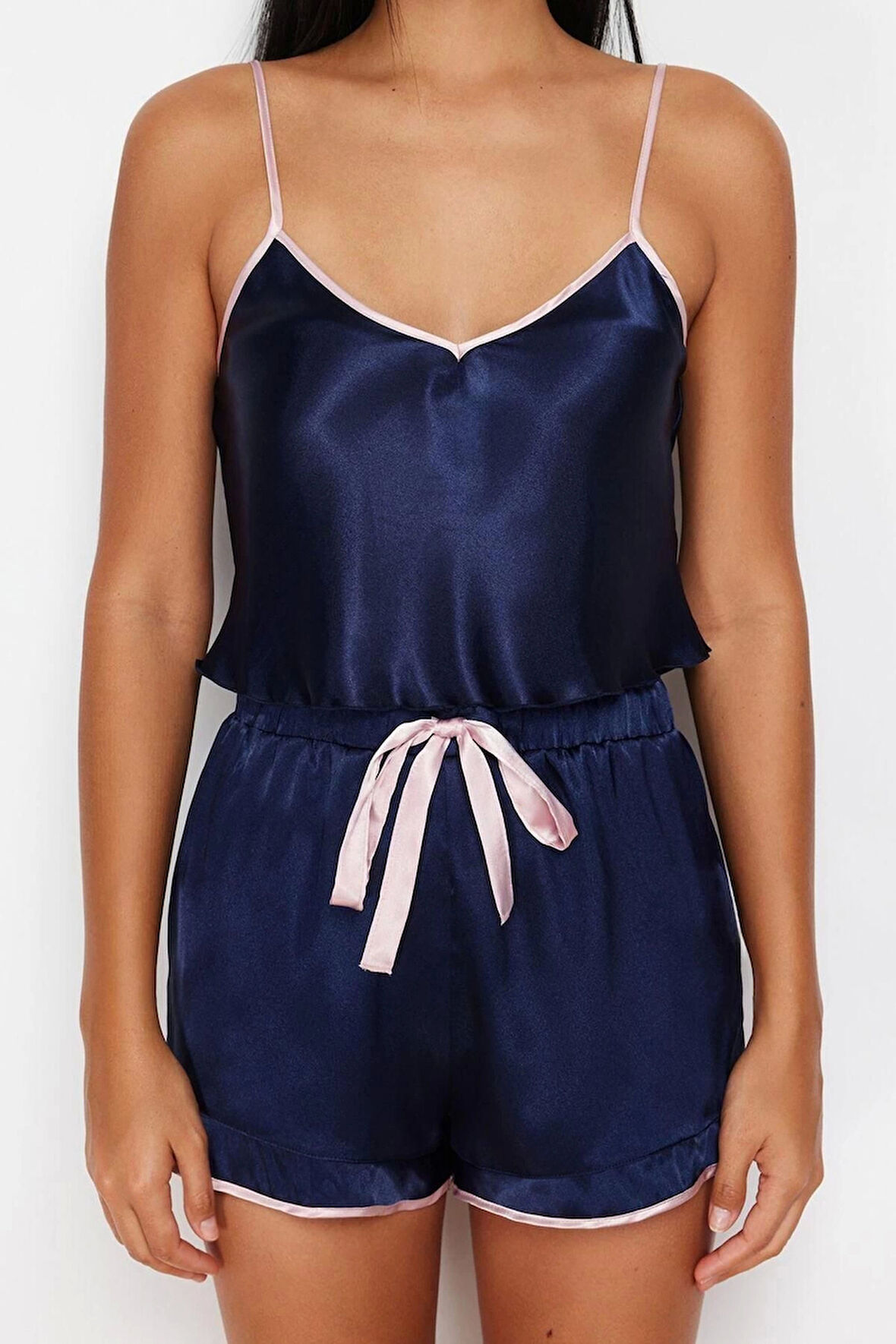 Kadın Polyester V Yaka Askılı Kol Saten Biye ve Kurdele Detaylı İp Askılı Dokuma Pijama Takımı