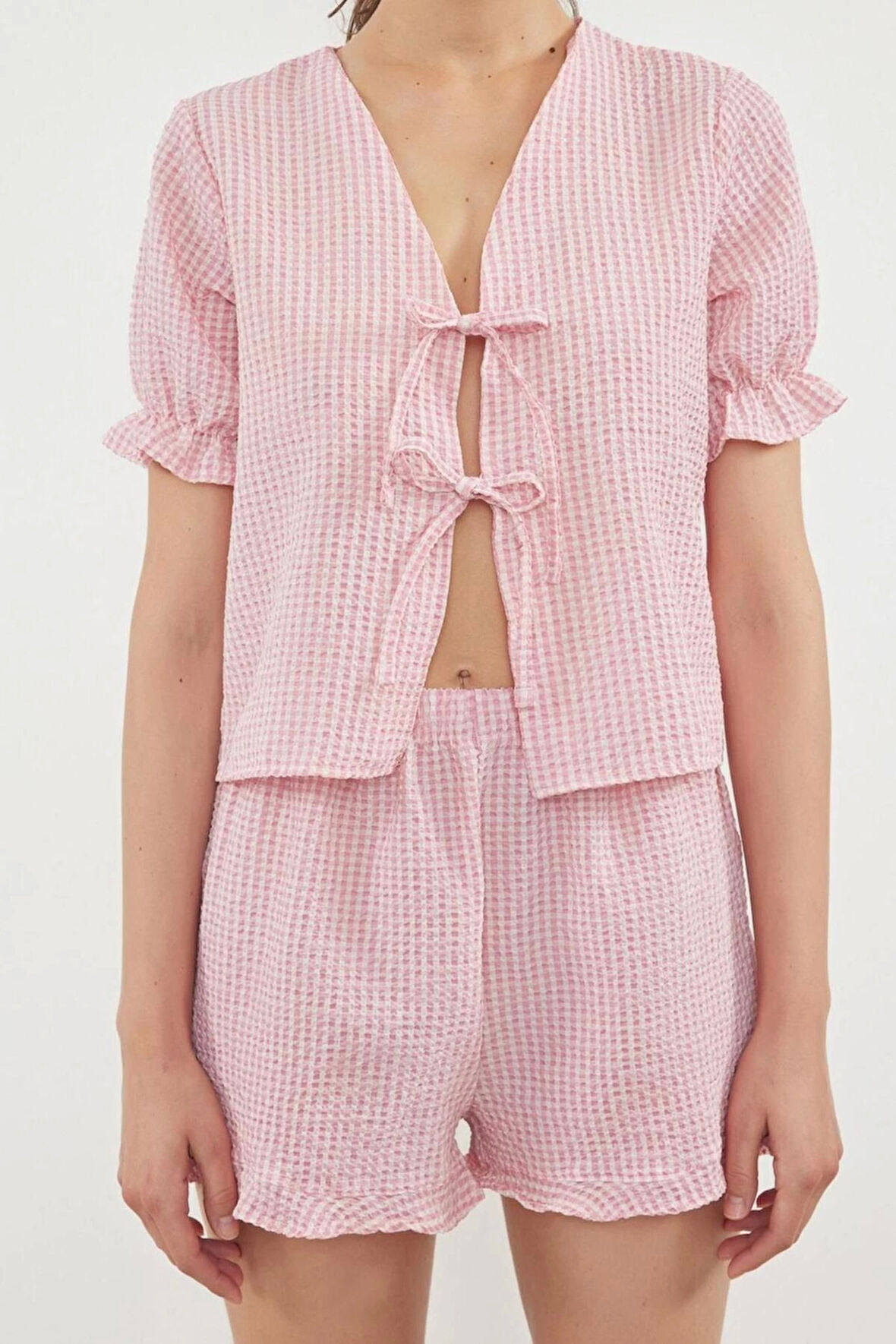 Kadın Moda Şık V Yaka Geniş Paça Kısa Kol Dokulu Pötikareli Bağlama Kurdeleli Dokuma Pijama Takımı