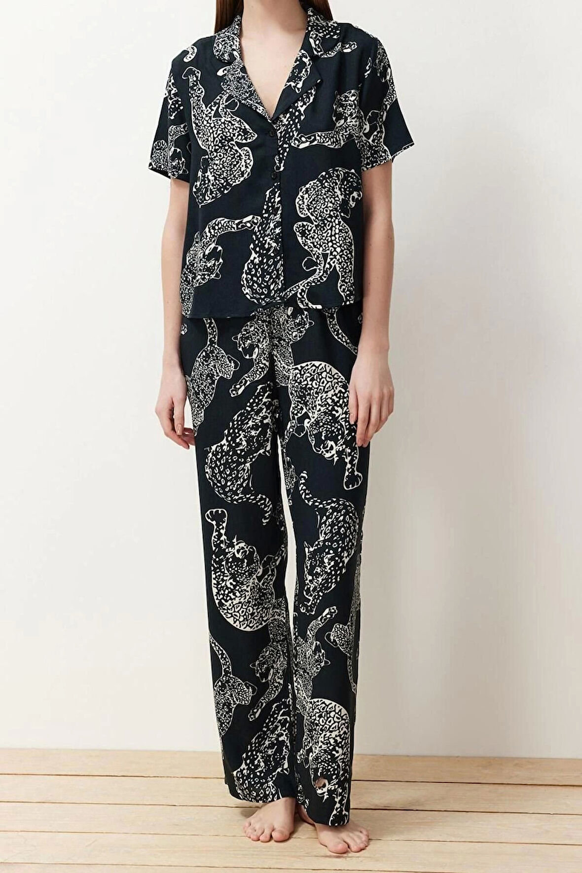 Kadın Moda Şık Gömlek Yaka Boru Paça Kısa Kol Kaplan Desenli Viskon Dokuma Pijama Takımı
