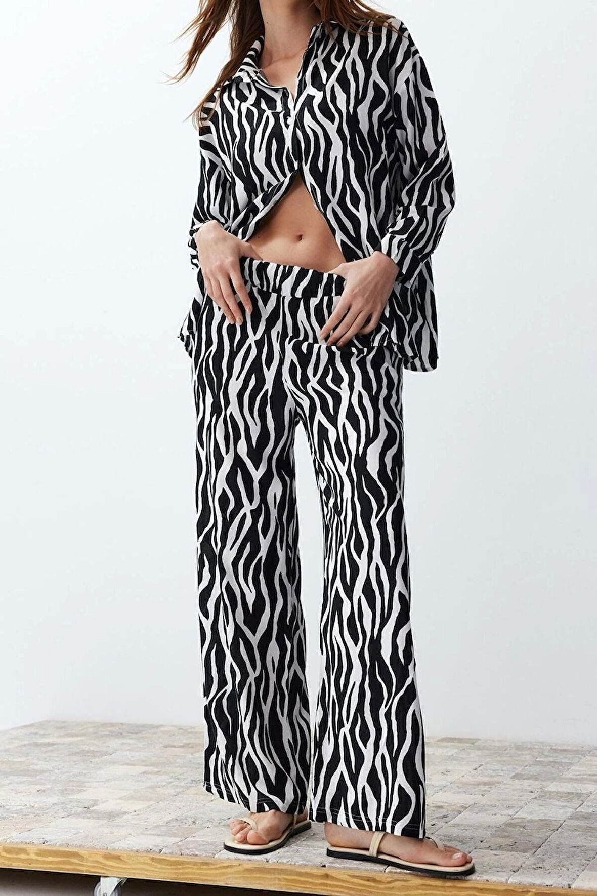Kadın Moda Şık Regular Boy Uzun Kollu Zebra Desenli Dokuma Gömlek-Pantolon Takım