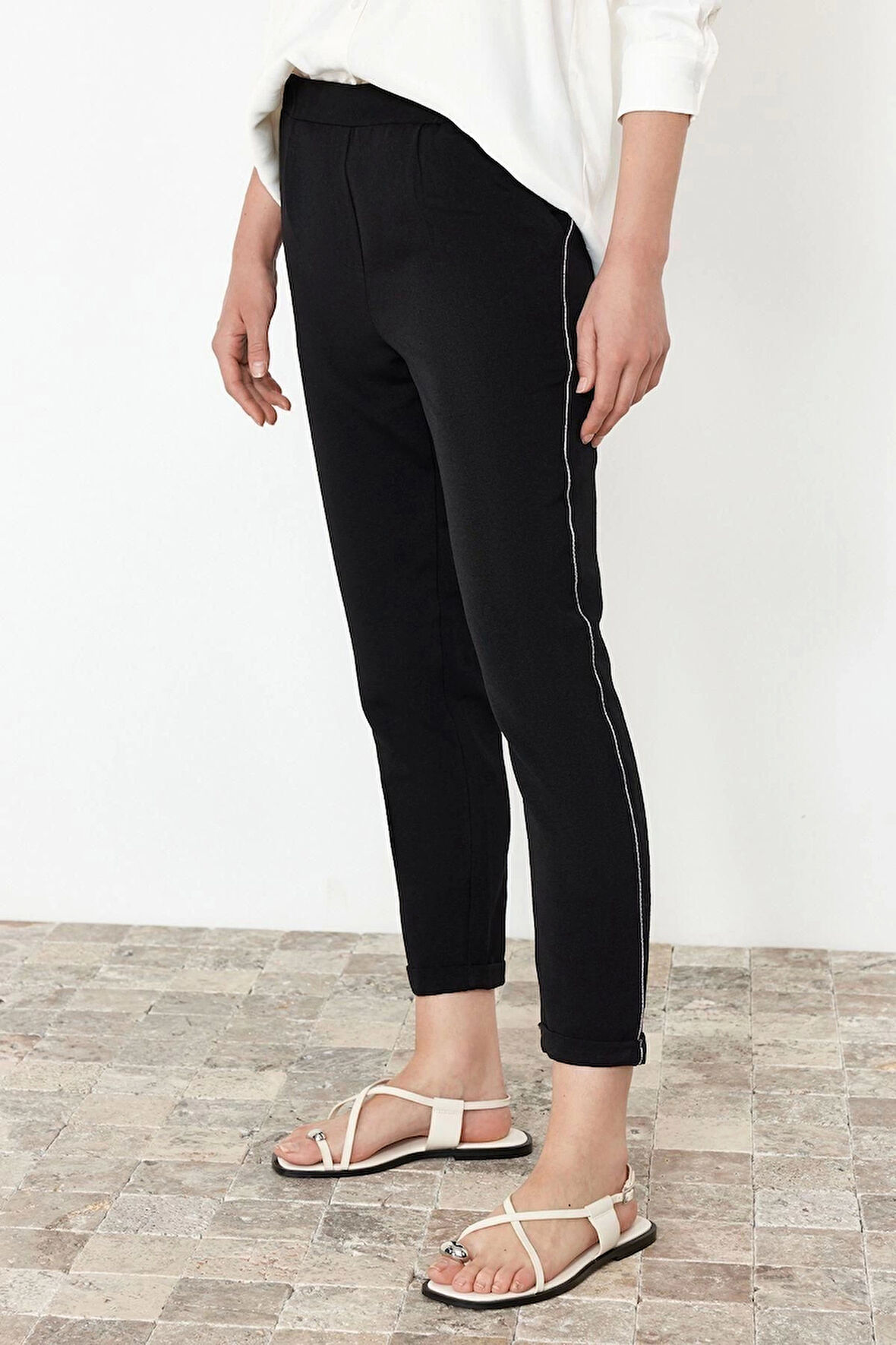 Kadın Yeni Moda Dar Paça Regular Boy Dokuma Beli Lastikli Keten Görünümlü Yanı Sim Şeritli Pantolon