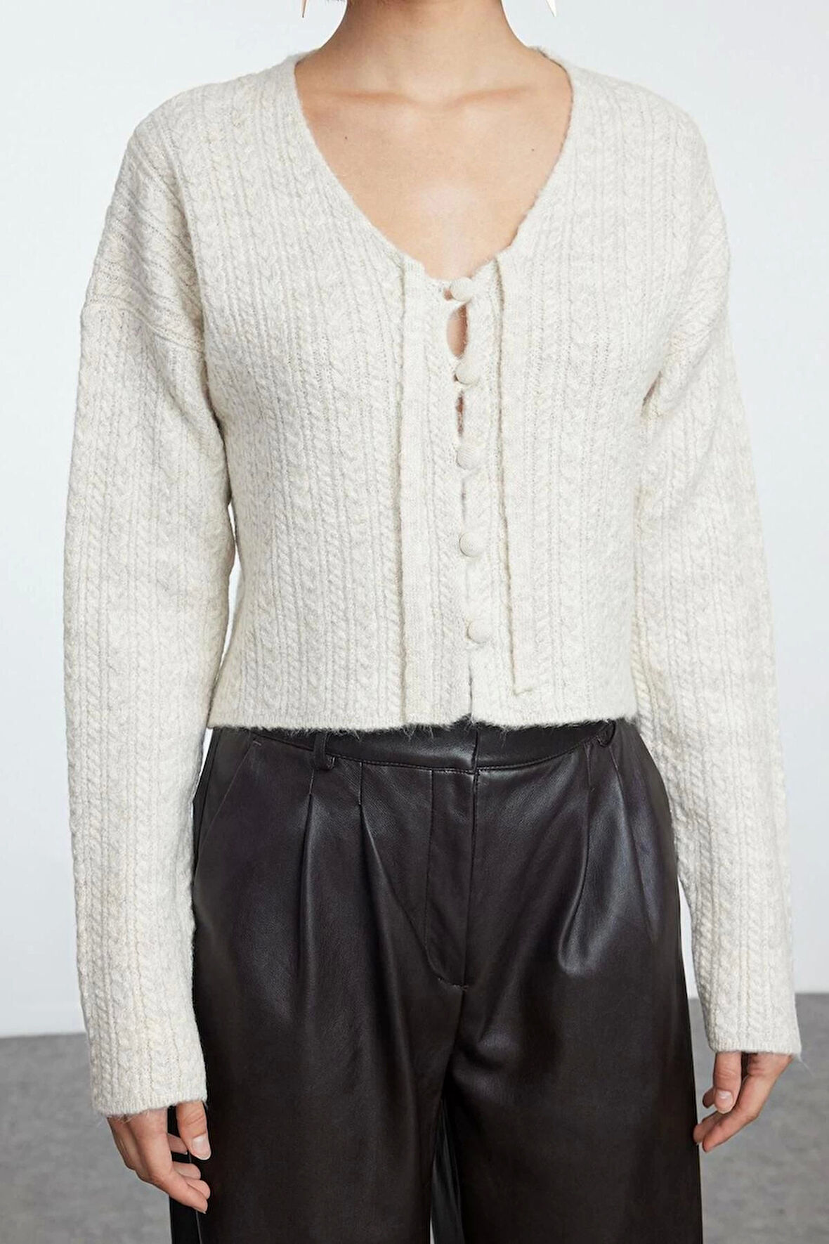 Kadın Moda Şık Crop V Yaka Slim Crop Yumuşak Dokulu Bağlama Detaylı Triko Hırka