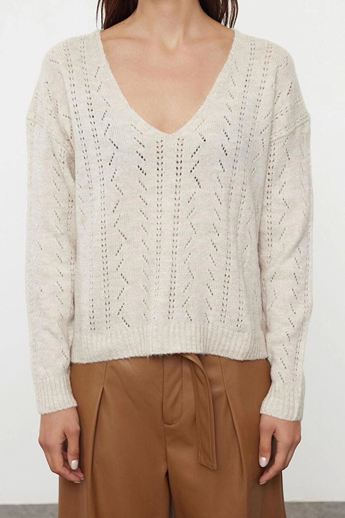 Kadın Moda Şık V Yaka Standart Kol Regular Yumuşak Dokulu Ajurlu Delikli Triko Kazak