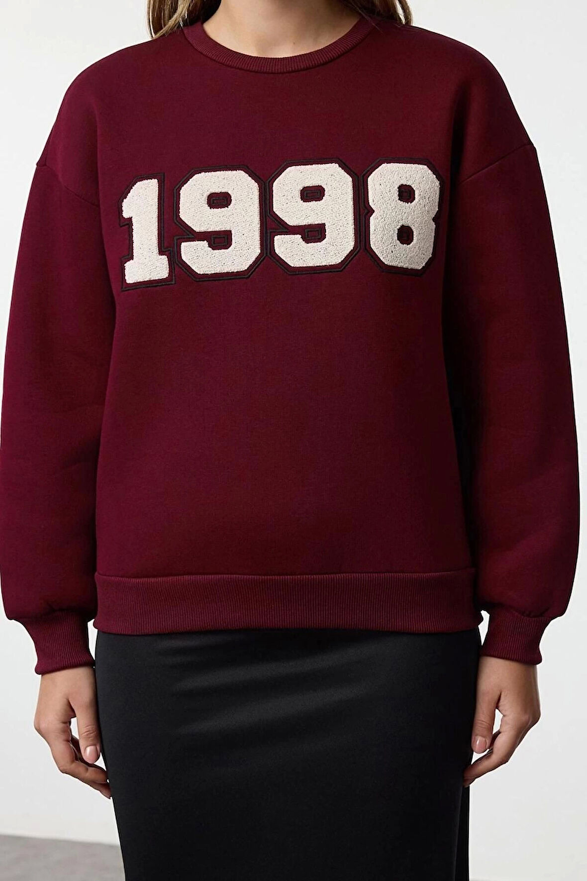 Kadın Relaxed Bisiklet Yaka Düşük Kol Uzun Kalın Polarlı Normal Kesim Slogan Nakışlı Örme Sweatshirt