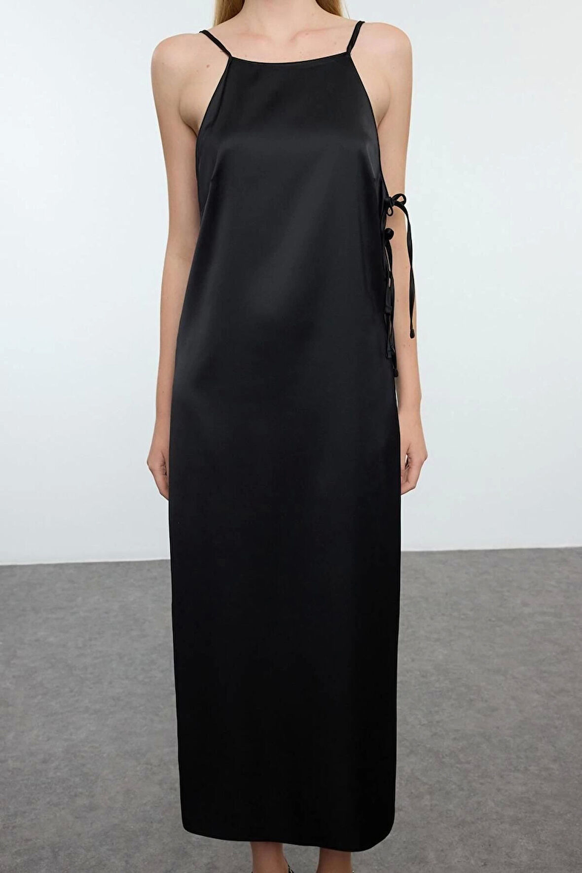 Kadın Moda Midi Boy Halter Yaka Relaxed Pencere Cut Out Detaylı Fiyonklu Saten Dokuma Abiye Elbise