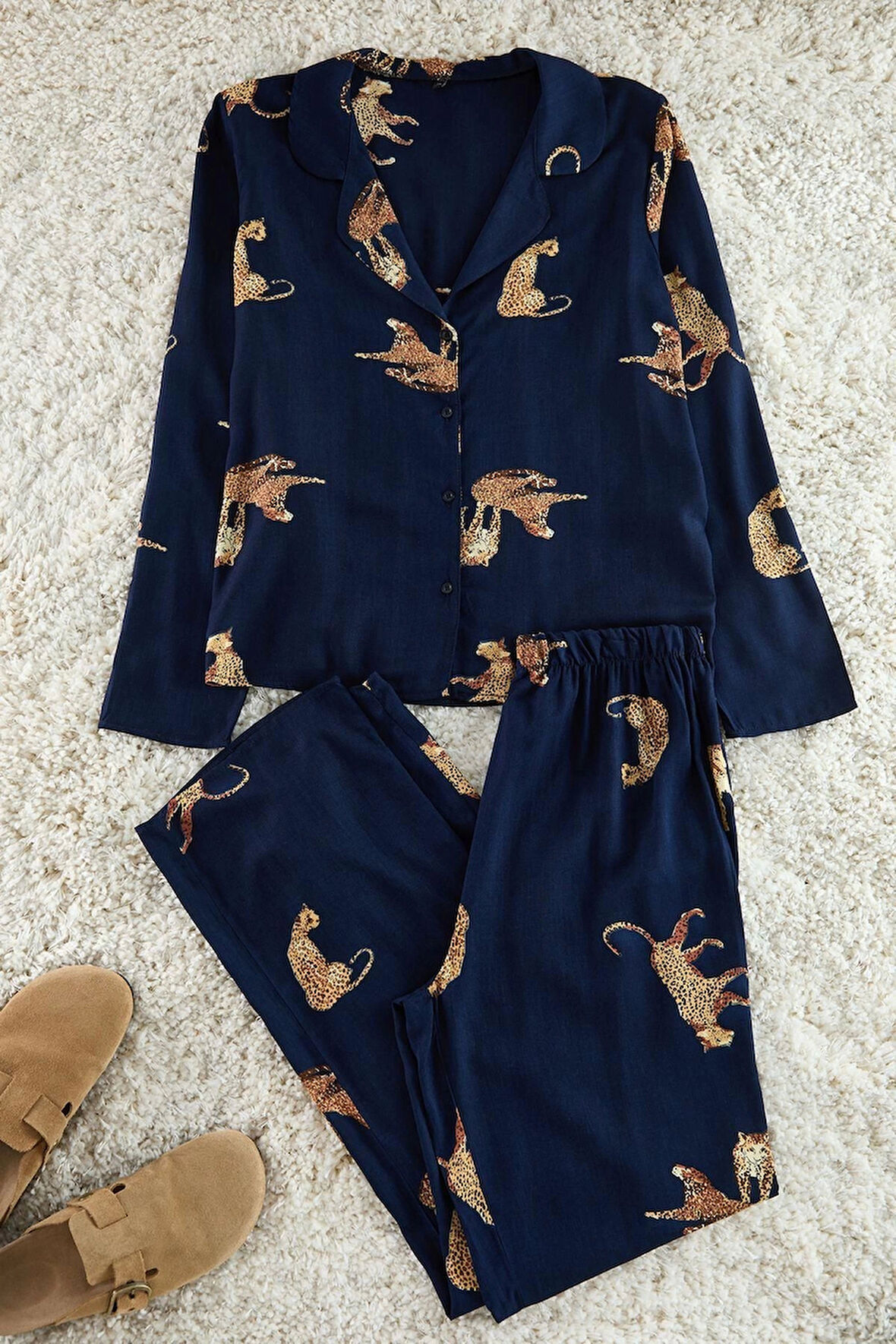 Kadın Moda Şık Gömlek Yaka Boru Paça Uzun Kol Kaplan Desenli Viskon Dokuma Pijama Takımı