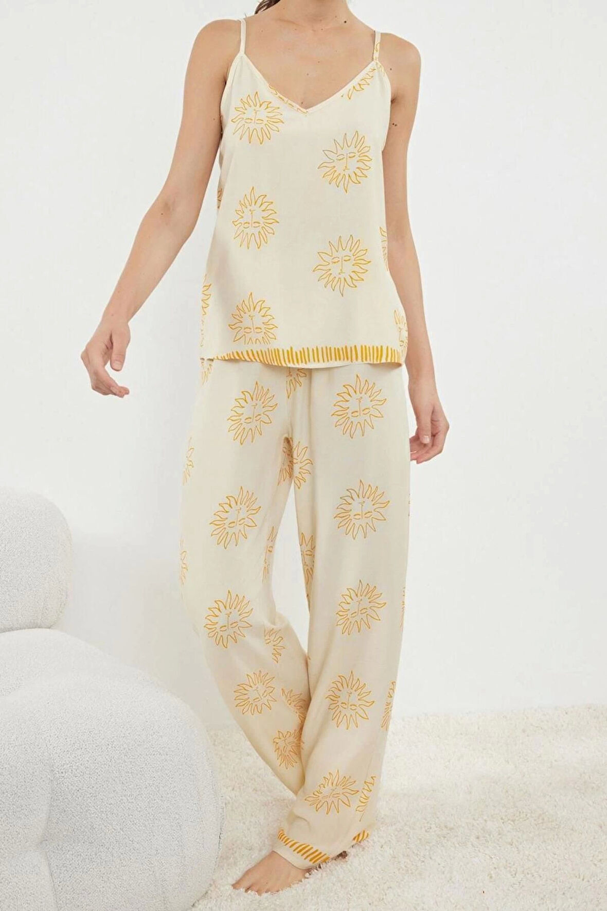 Kadın Moda Şık V Yaka Boru Paça Uzun Kol Güneş Desenli İp Askılı Viskon Dokuma Pijama Takımı