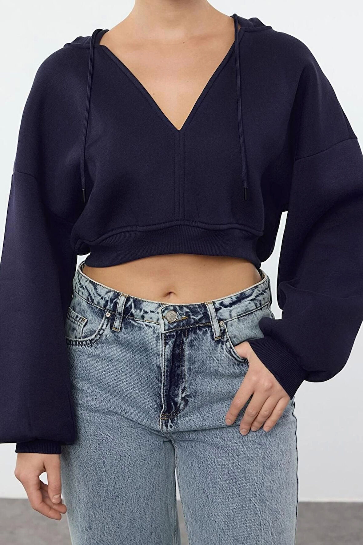 Kadın Relaxed Kapüşonlu Düşük Kol Crop Kalın İçi Polarlı V Yaka Rahat Kesim Crop Örme Sweatshirt