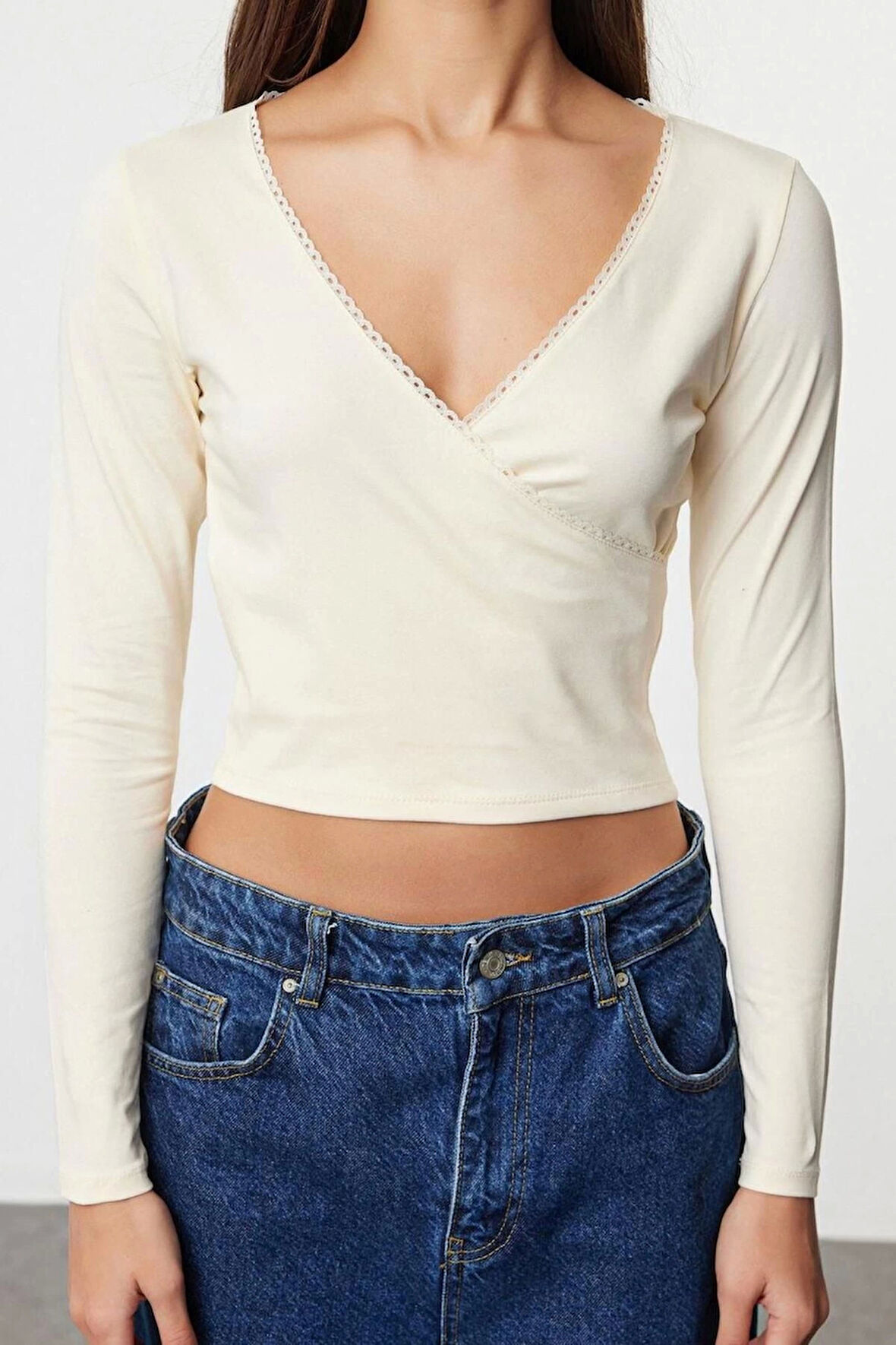 Kadın Moda Şık Crop Kruvaze Yaka Slim Kalıp Örme Derin Yaka Dantel Detaylı Kol Pamuklu Esnek Bluz