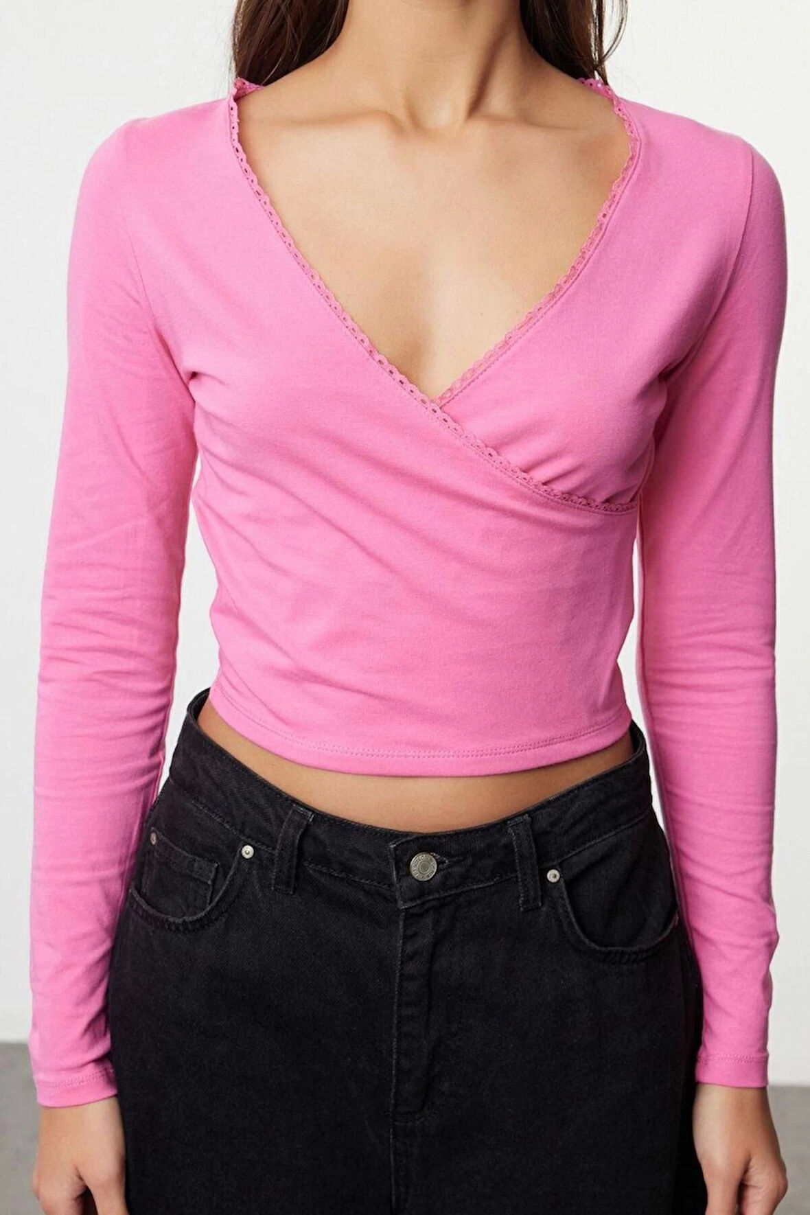 Kadın Moda Şık Crop Kruvaze Yaka Slim Kalıp Örme Derin Yaka Dantel Detaylı Kol Pamuklu Esnek Bluz