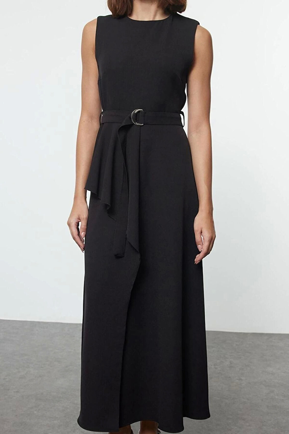 Kadın Moda Şık Tesettür Uzun Bisiklet Yaka Fitted Kemerli Önü Detaylı Kolsuz Dokuma Jile Elbise