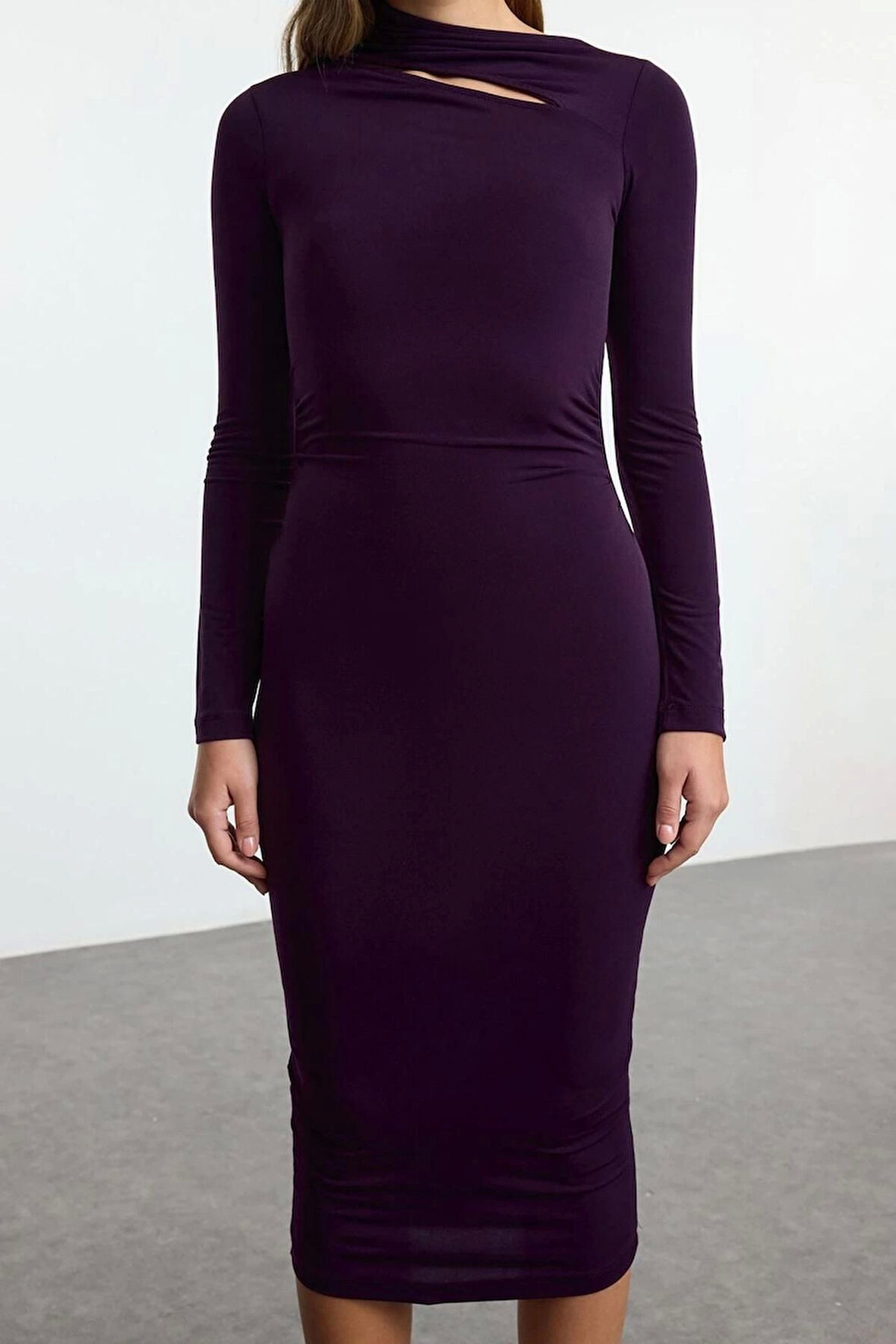 Kadın Moda Şık Midi Boy Dik Yaka Slim Cut Out Detaylı Fitted Vücuda Oturan Esnek Örme Elbise