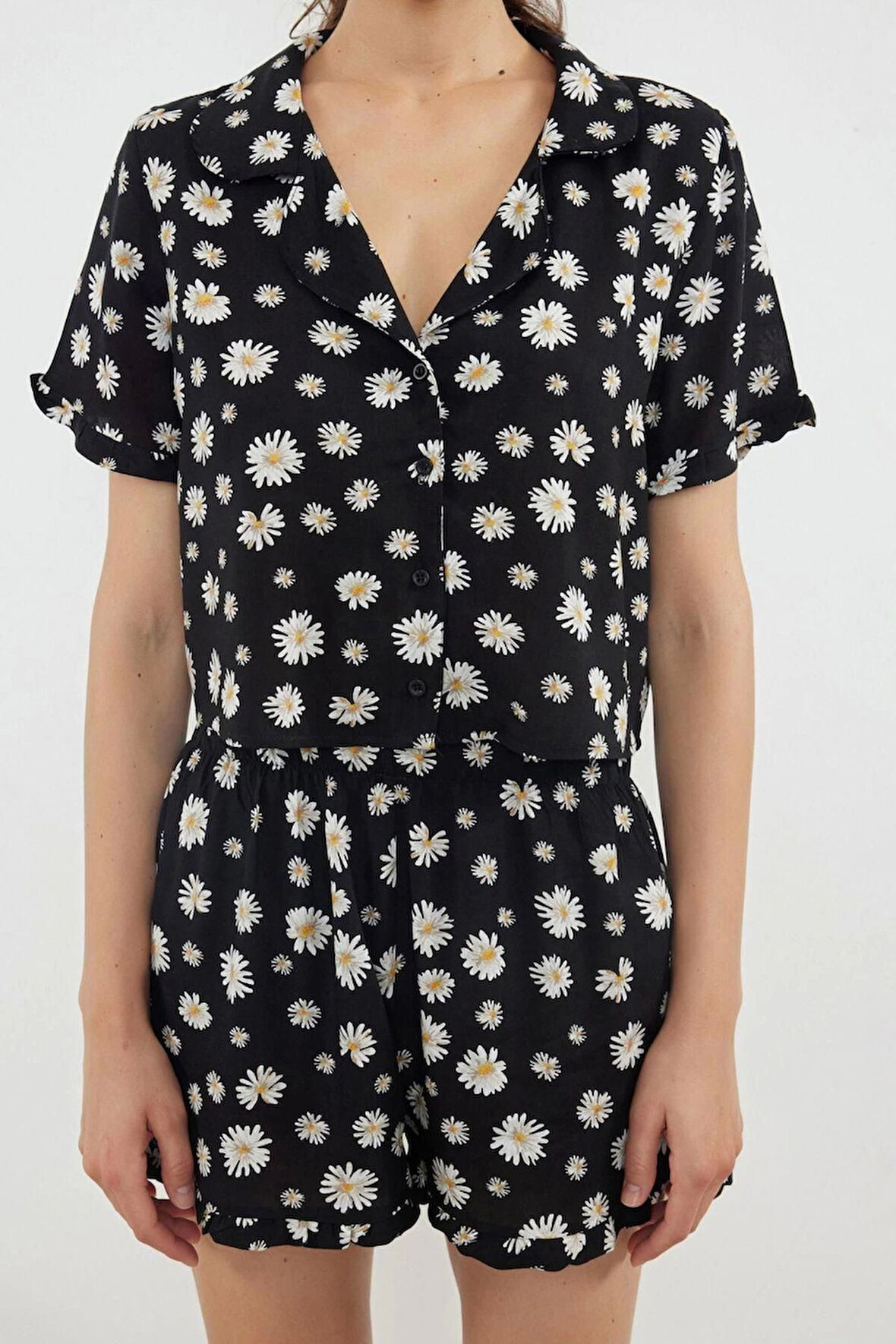 Kadın Moda Şık Gömlek Yaka Boru Paça Kısa Kol Papatya Desenli Fırfırlı Viskon Dokuma Pijama Takımı