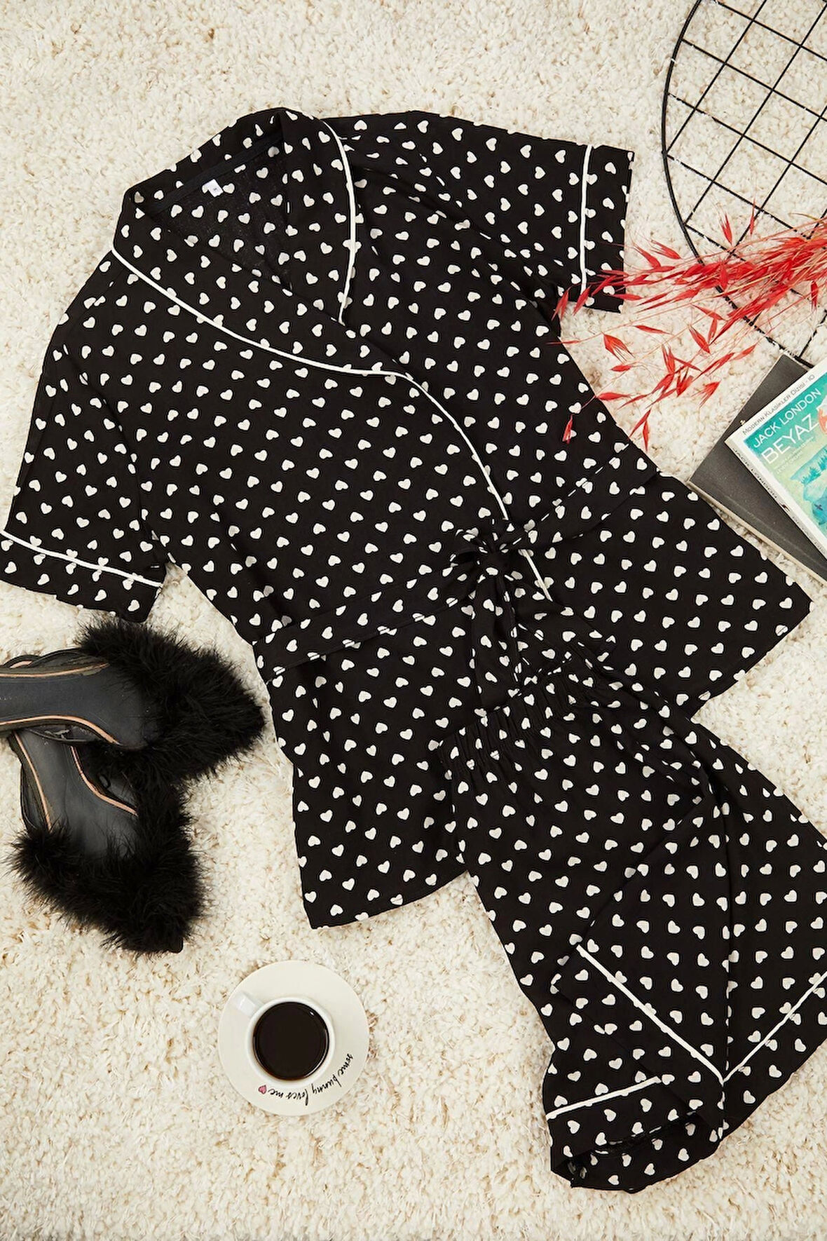 Kadın Moda Gömlek Yaka Boru Paça Kısa Kol Kuşaklı Kalp Desenli Biyeli Viskon Dokuma Pijama Takımı