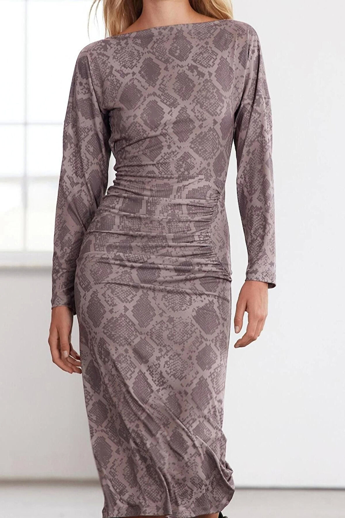 Kadın Moda Midi Boy Kayık Yaka Slim Limited Edition Baskılı Drapeli Vücuda Oturan Esnek Örme Elbise