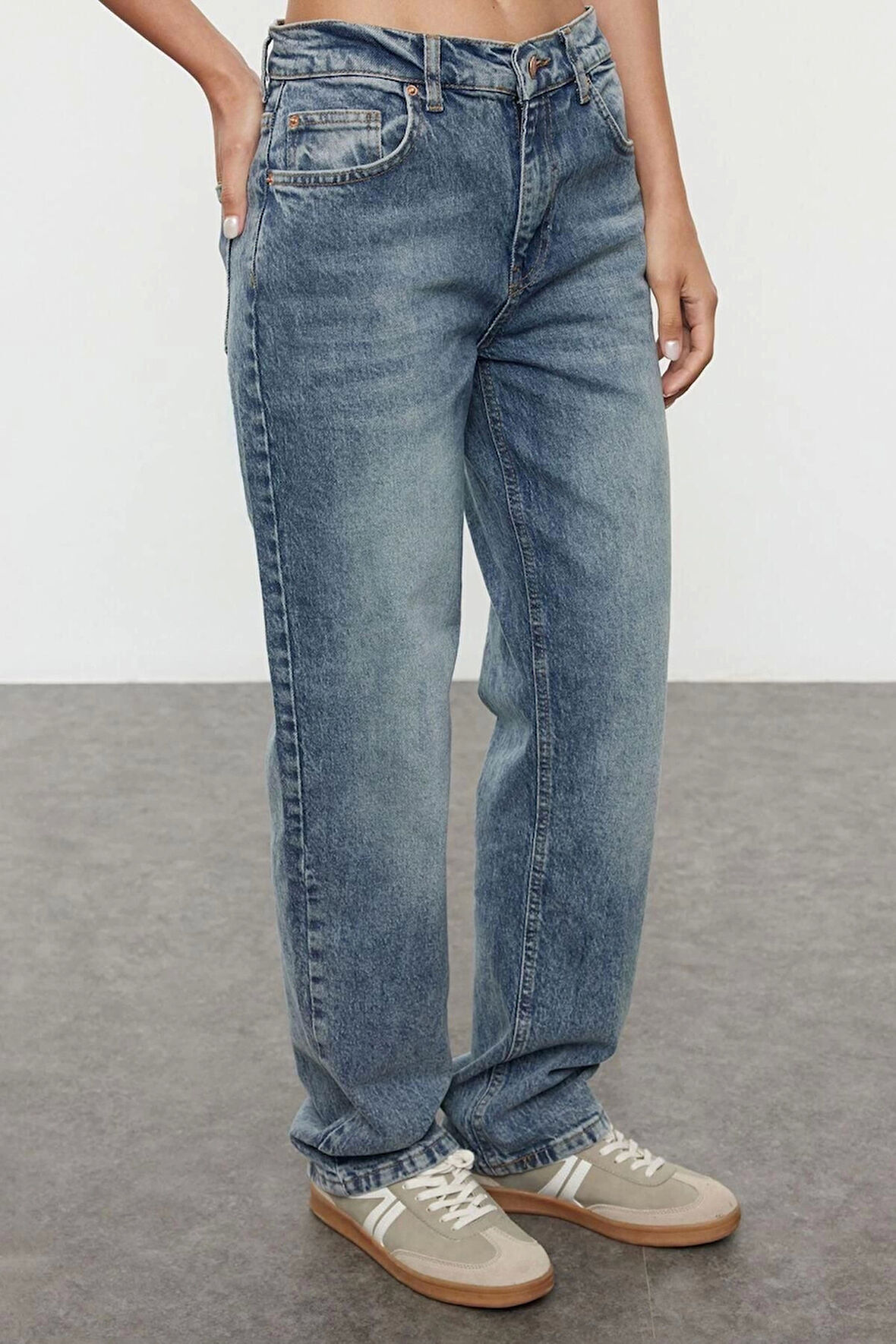 Kadın Moda Şık Kot Pantolon Boru Paça Regular Boy Denim Mavi Soluk Vintage Normal Bel Straight Jeans