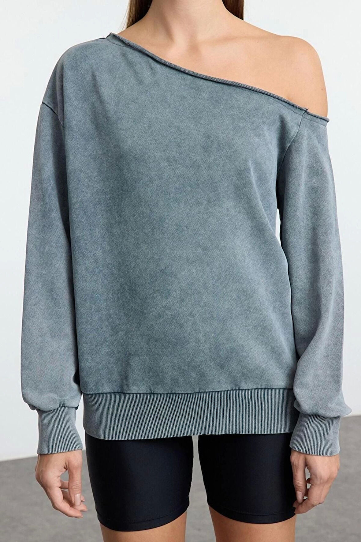 Kadın Bol Asimetrik Yaka Düşük Kol Uzun Yıkamalı Geniş Kalıp Asimetrik Yaka Kalın Örme Sweatshirt