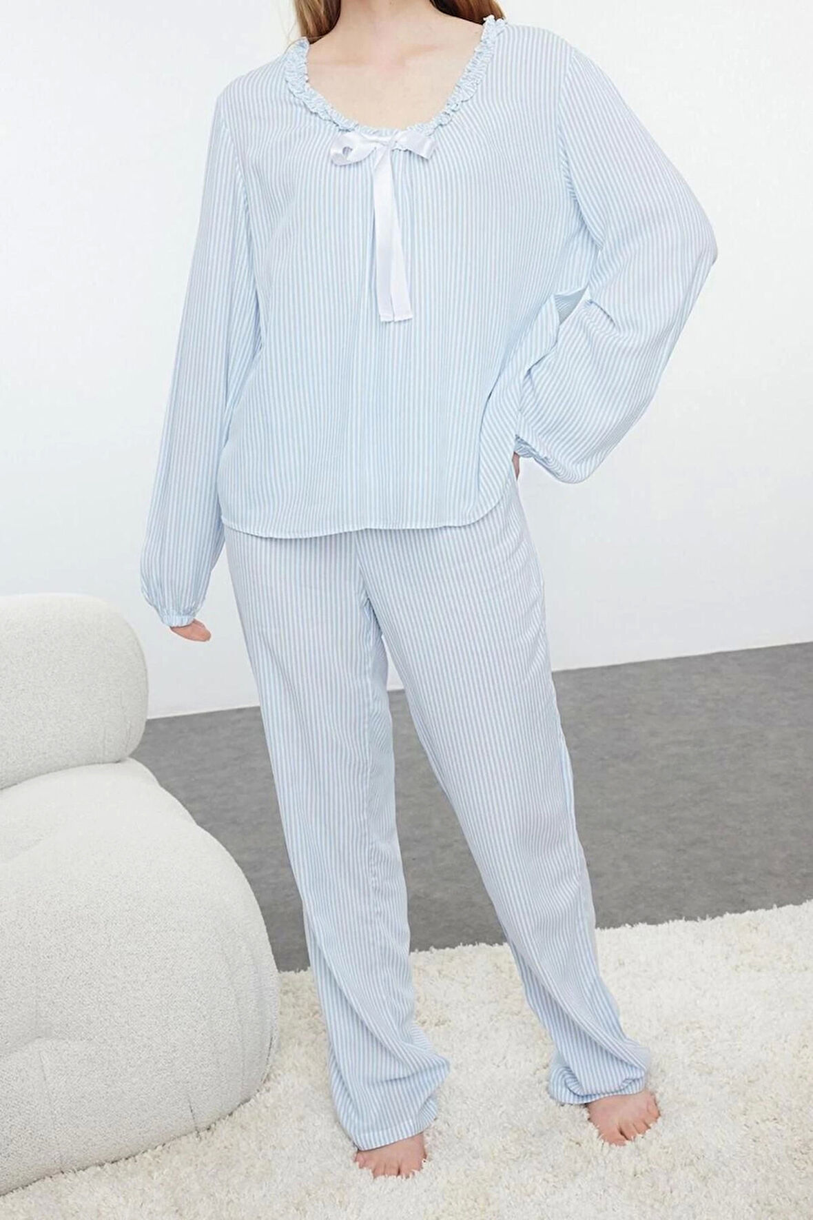 Kadın Havuz Yaka Geniş Paça Uzun Kol Çizgili Fırfır ve Kurdele Fiyonk Detaylı Dokuma Pijama Takımı