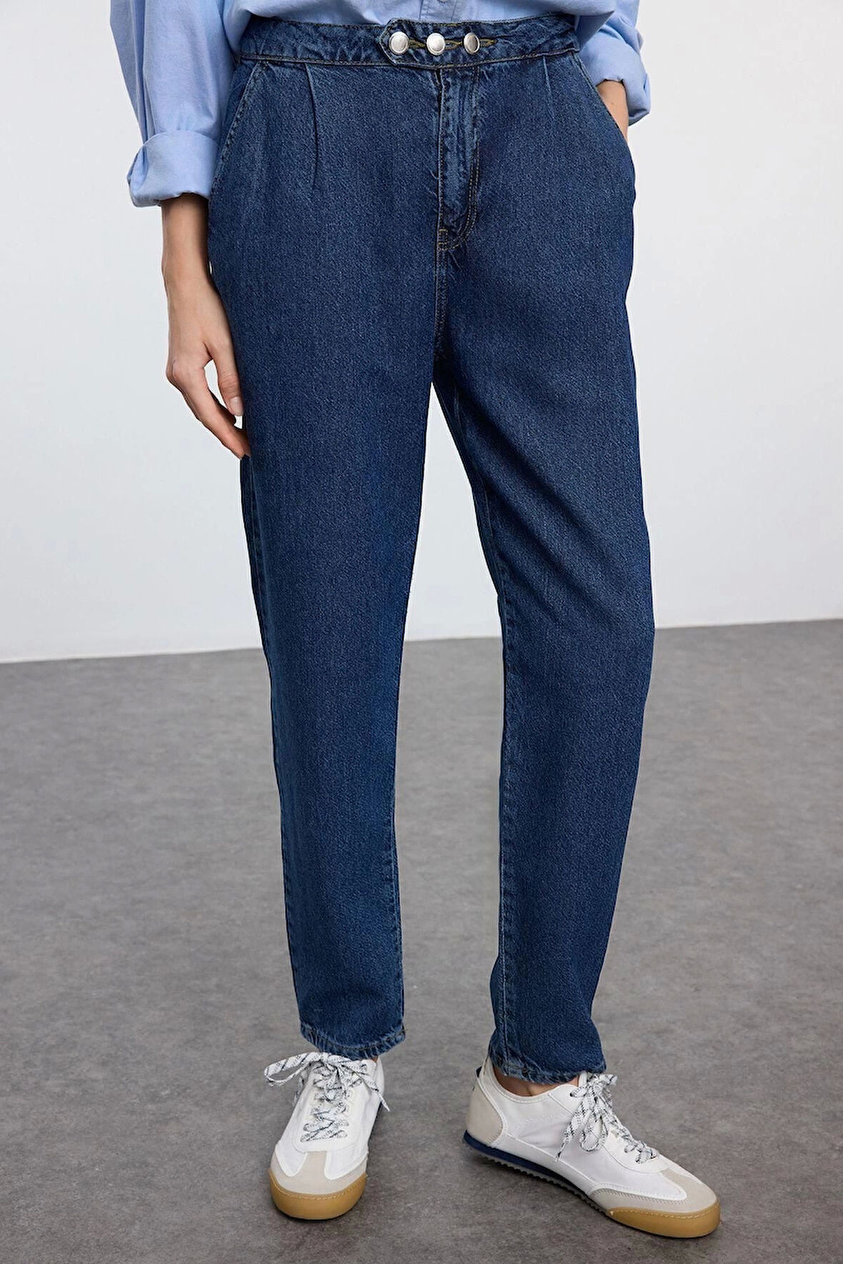 Kadın Moda Şık Kot Pantolon Boru Paça Regular Boy Denim Düğme Detaylı Yüksek Bel Mom Jeans