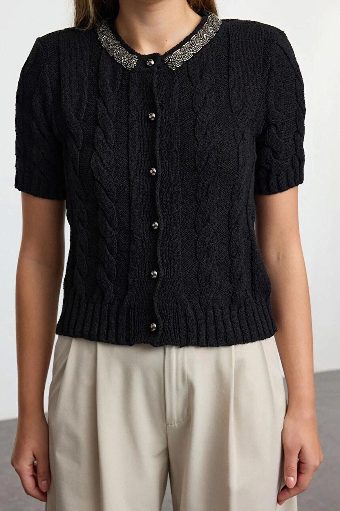 Kadın Moda Şık Crop Bisiklet Yaka Slim Crop %100 Pamuk Boncuk Detaylı Saç Örgülü Triko Hırka