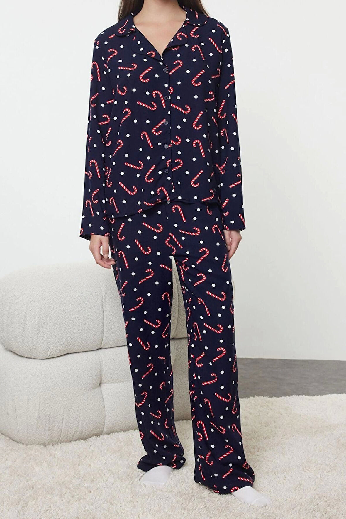 Kadın Moda Şık Gömlek Yaka Geniş Paça Uzun Kol Puantiyeli Yılbaşı Temalı Viskon Dokuma Pijama Takımı
