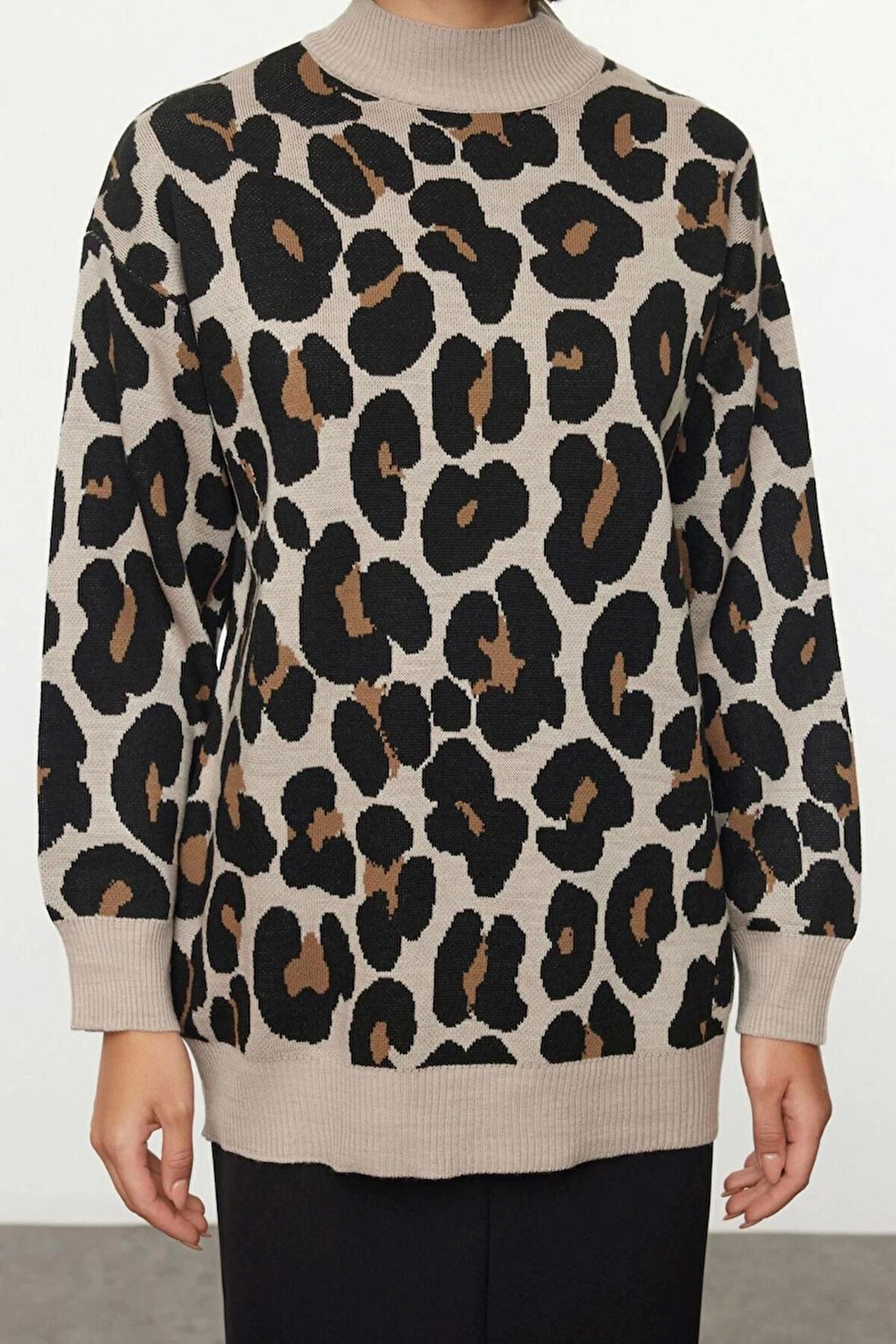 Kadın Tesettür Moda Şık Standart Bisiklet Yaka Uzun Kol Dokulu Leopar Desenli Triko Kazak