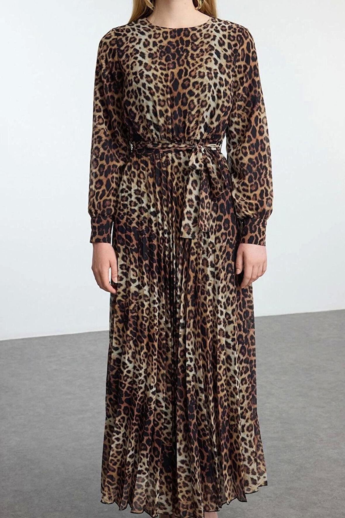 Kadın Tesettür Maxi Boy Regular Leopar Desenli Kuşak Detaylı Astarlı Piliseli Şifon Dokuma Elbise