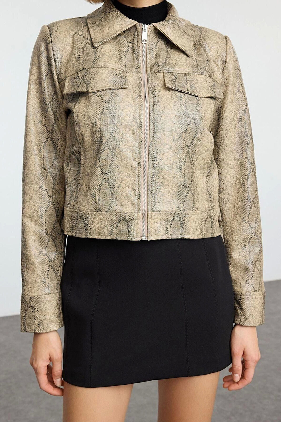 Kadın Moda Şık Fitted Gömlek Yaka Standart Desenli Astarlı Fitted Suni Deri Ceket Mont