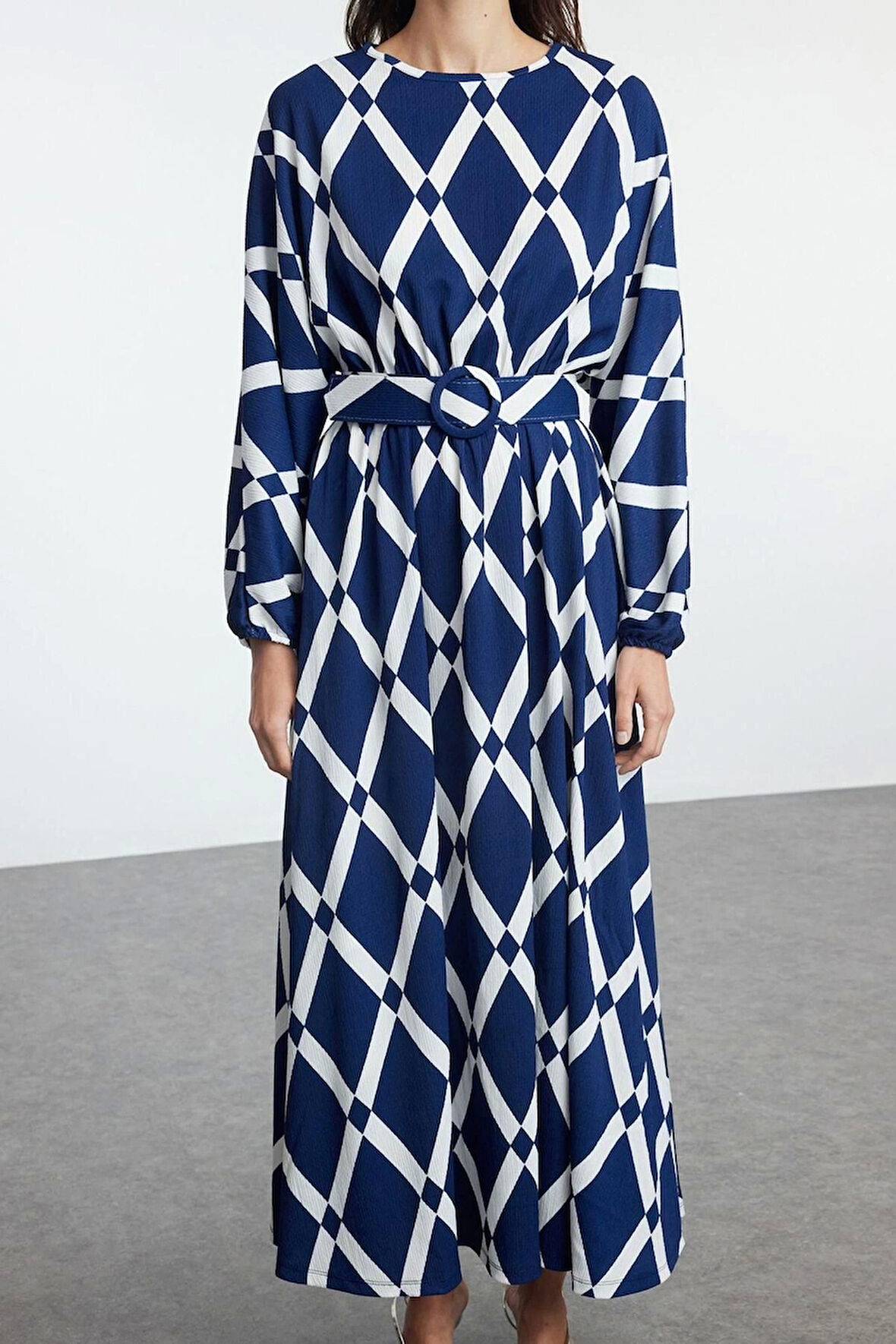 Kadın Moda Şık Tesettür Maxi Boy Bisiklet Yaka Regular Desenli Kemer Detaylı Krinkle Dokuma Elbise