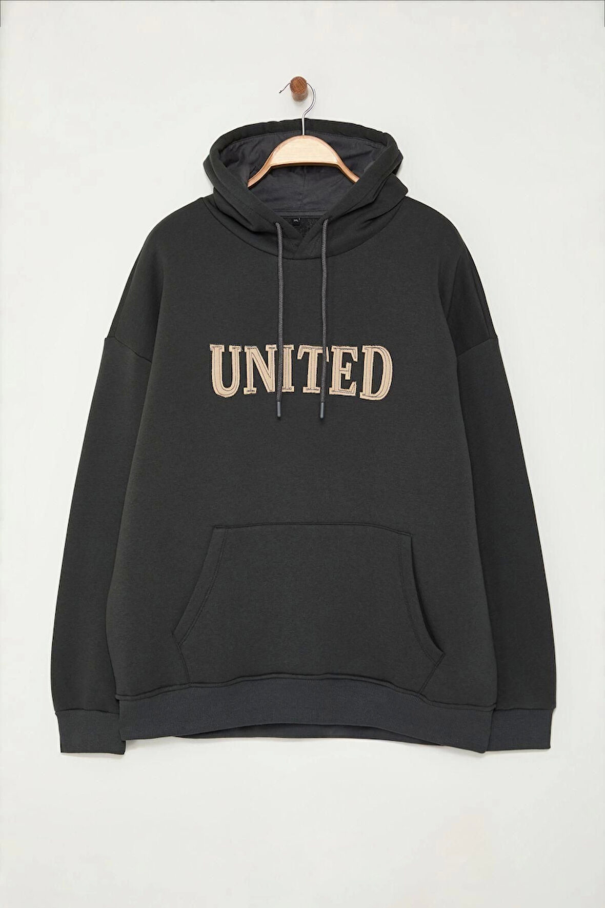 Kadın Büyük Beden Bol Kapüşonlu Standart Kol Geniş Kesim İçi Polar Sıcak Tutan Nakışlı Sweatshirt