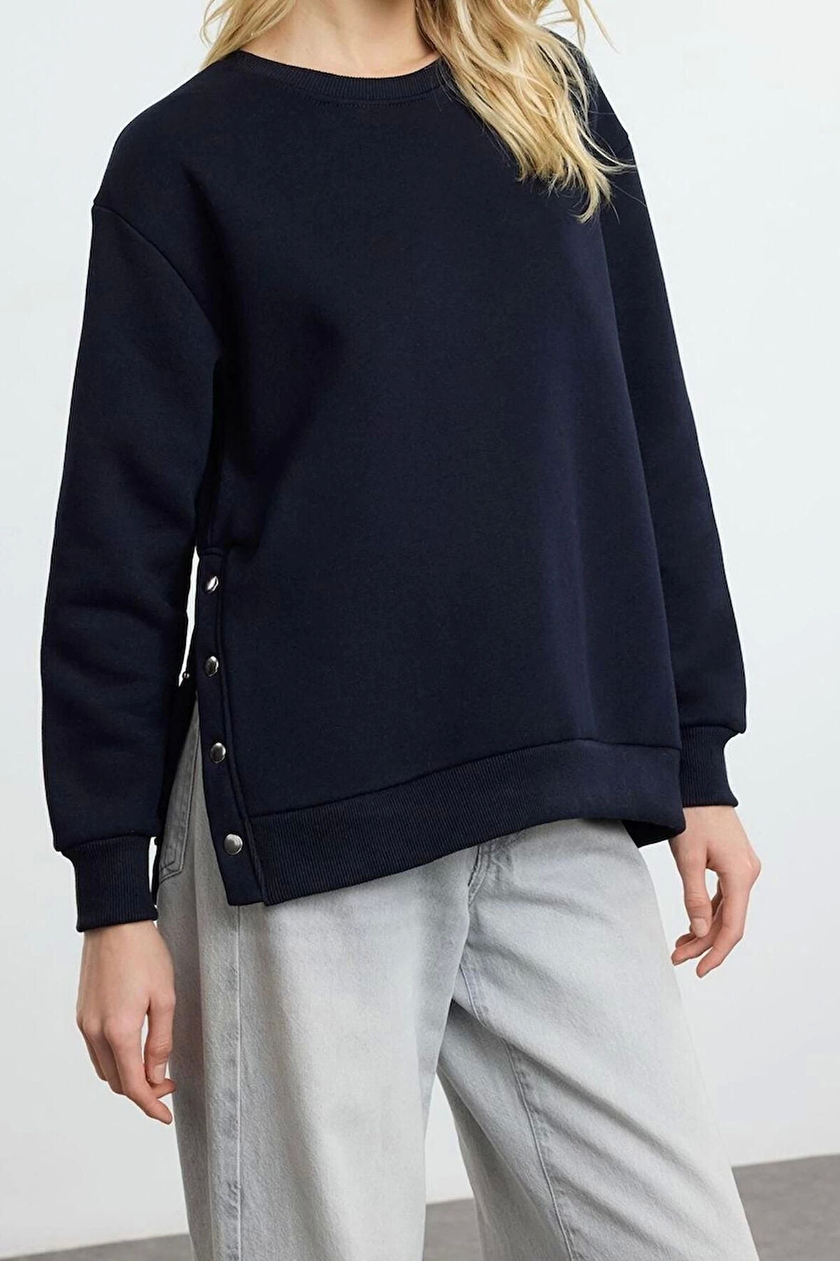 Kadın Relaxed Bisiklet Yaka Düşük Kol Kalın İçi Polarlı Çıtçıt Detaylı Rahat Kesim Örme Sweatshirt