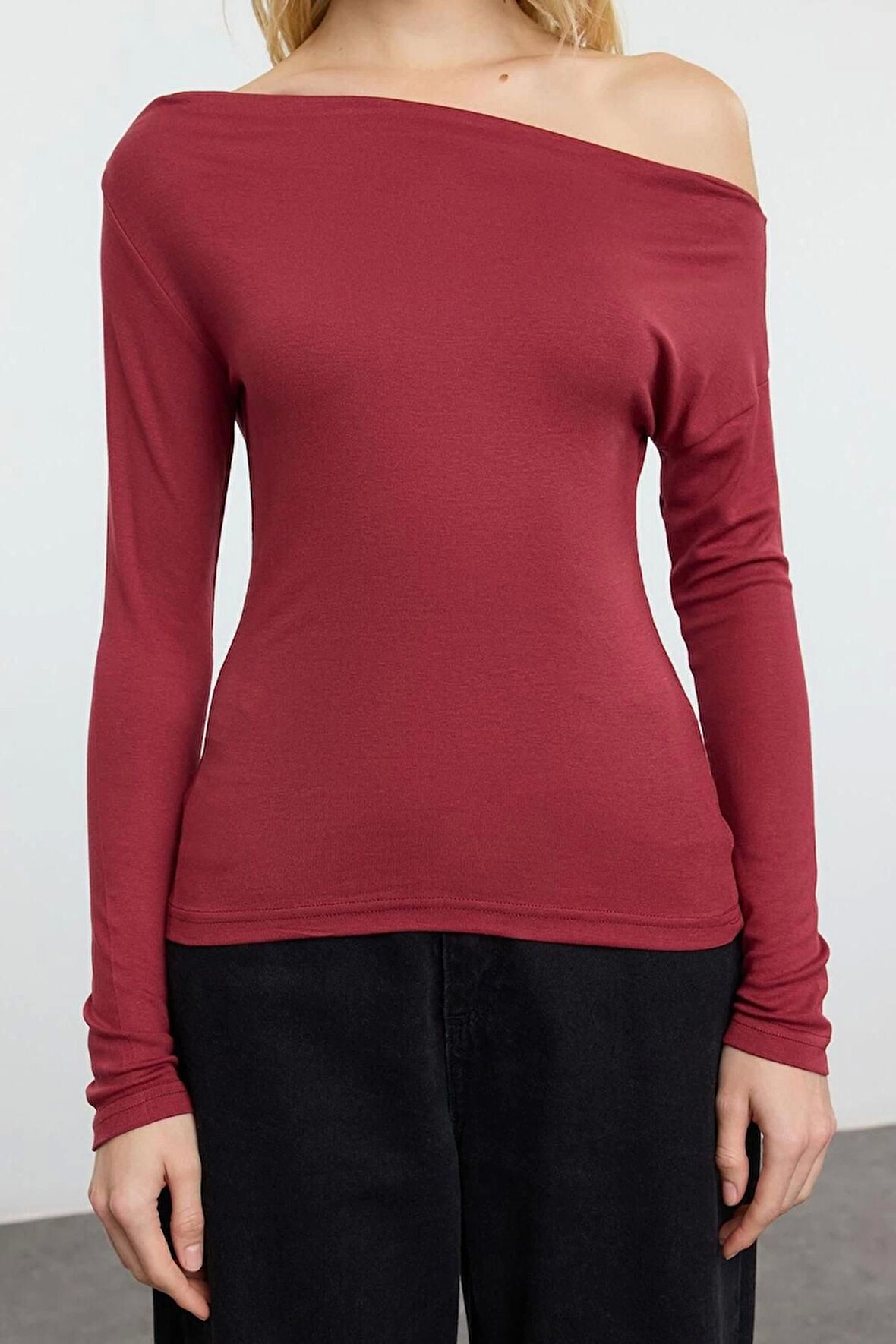 Kadın Şık Regular Kayık Yaka Düşük Kol Slim Kalıp Örme Düz Yumuşak Kumaşlı Fitted Vücuda Oturan Bluz