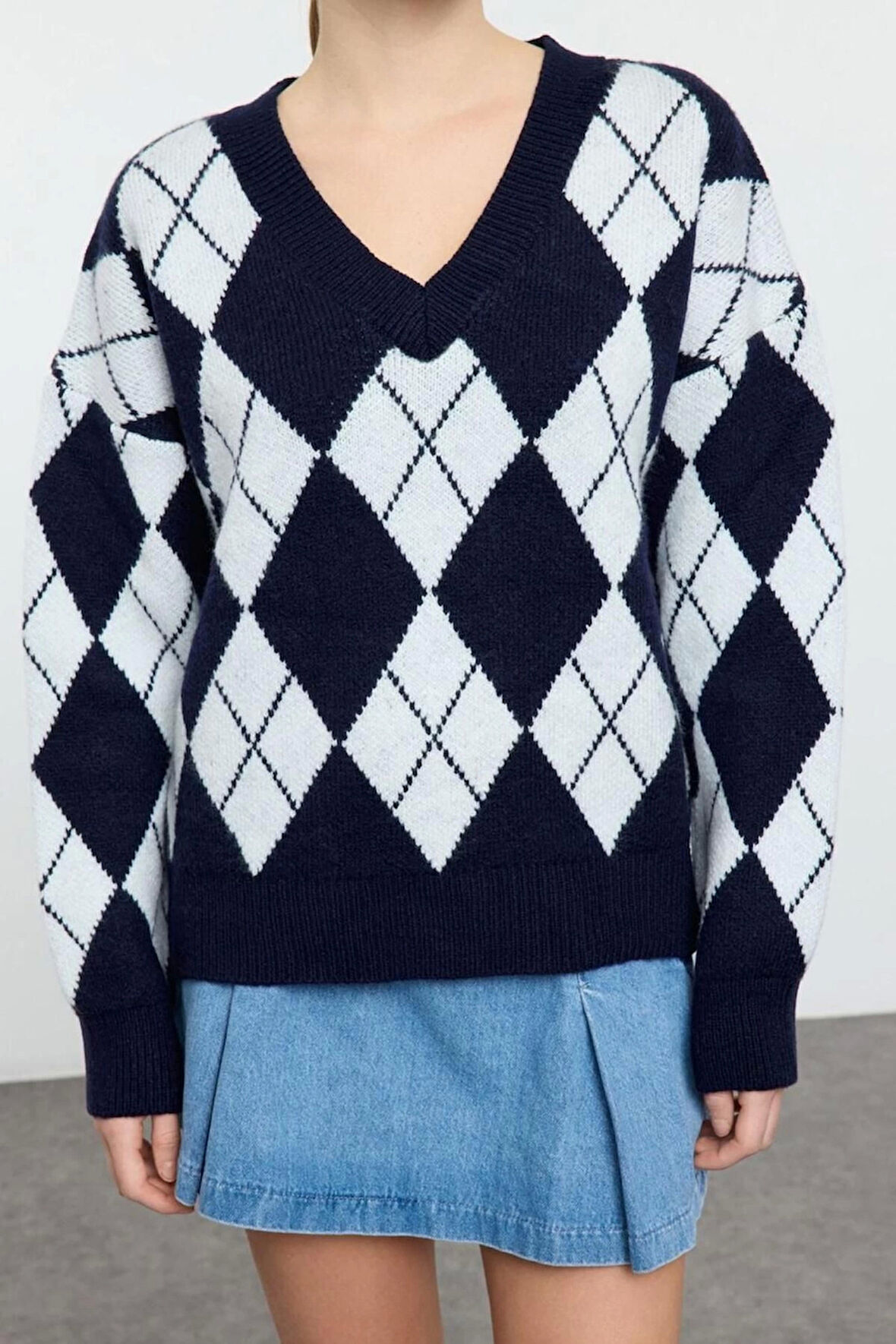 Kadın Moda Şık V Yaka Standart Kol Regular Yumuşak Dokulu Baklava Triko Kazak