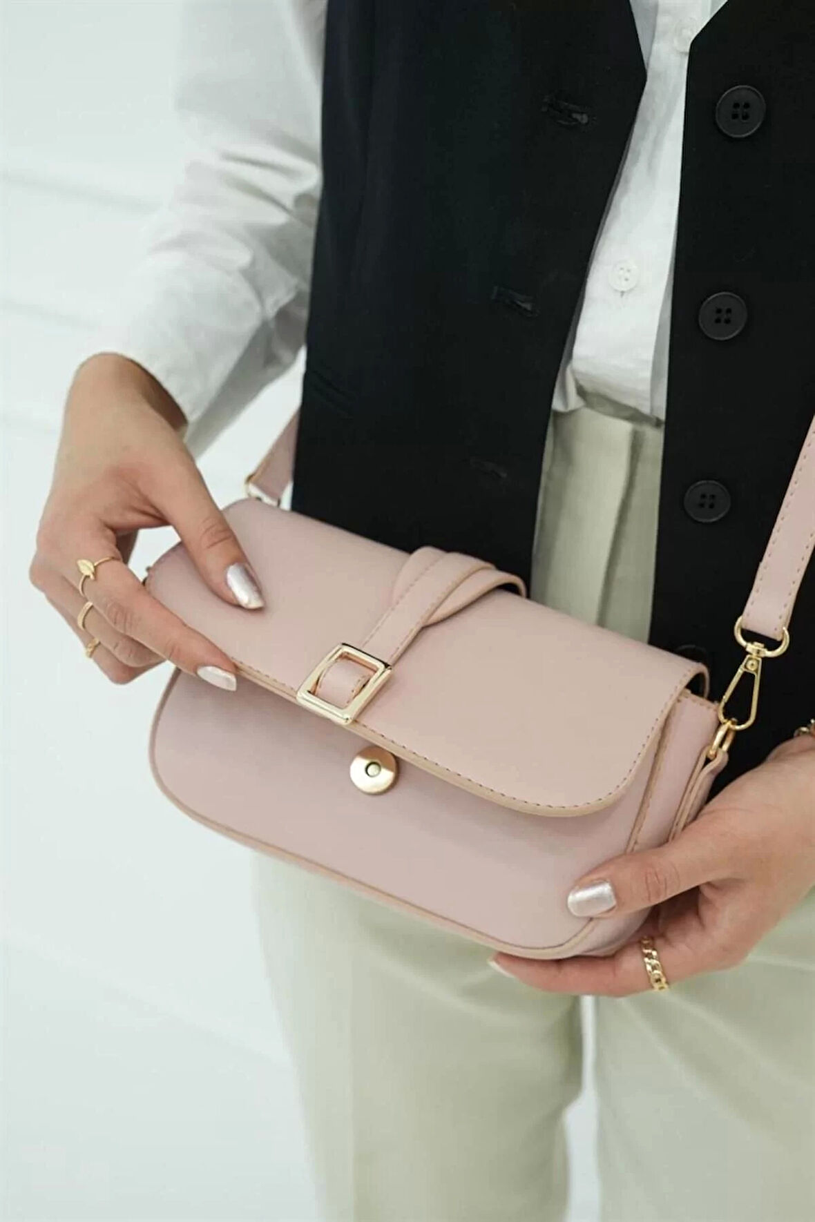 Kadın Minimalist Çapraz Askılı Suni Deri Çanta Günlük ve Şık Kullanım Modern Stil Trend Tasarım
