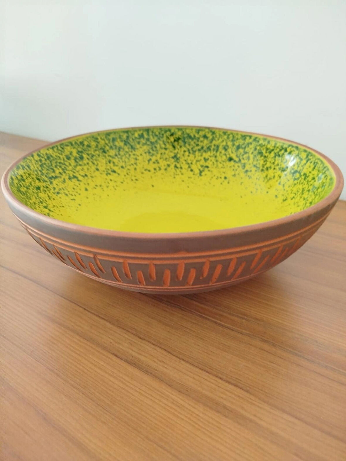 Dekoratif 25 cm Toprak Kazımalı Yeşil & Beyaz Sırlı Sunumluk Kase