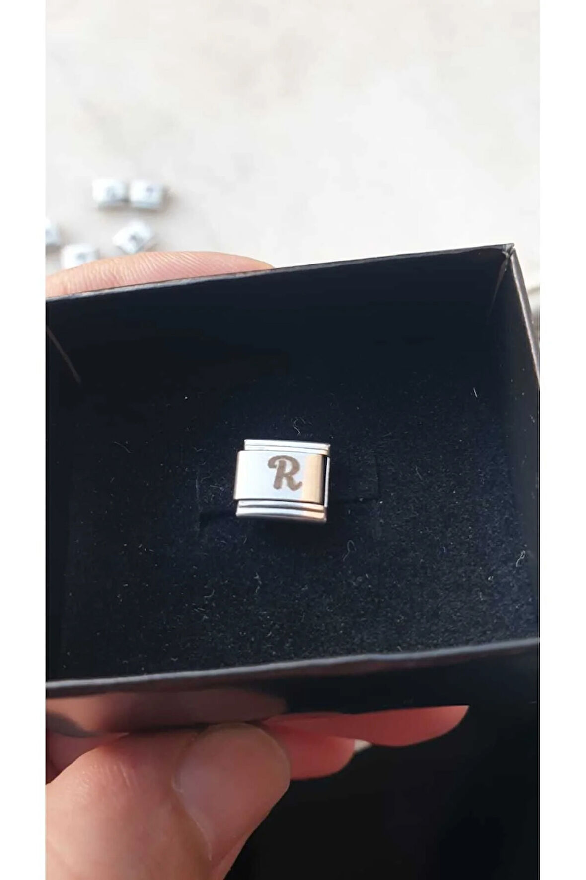 İTALYAN ÇELİK CHARM NOMİ ÇELİK CHARM R HARFİ İSİM TARİH BAŞ HARF YAZILIR 9 MM