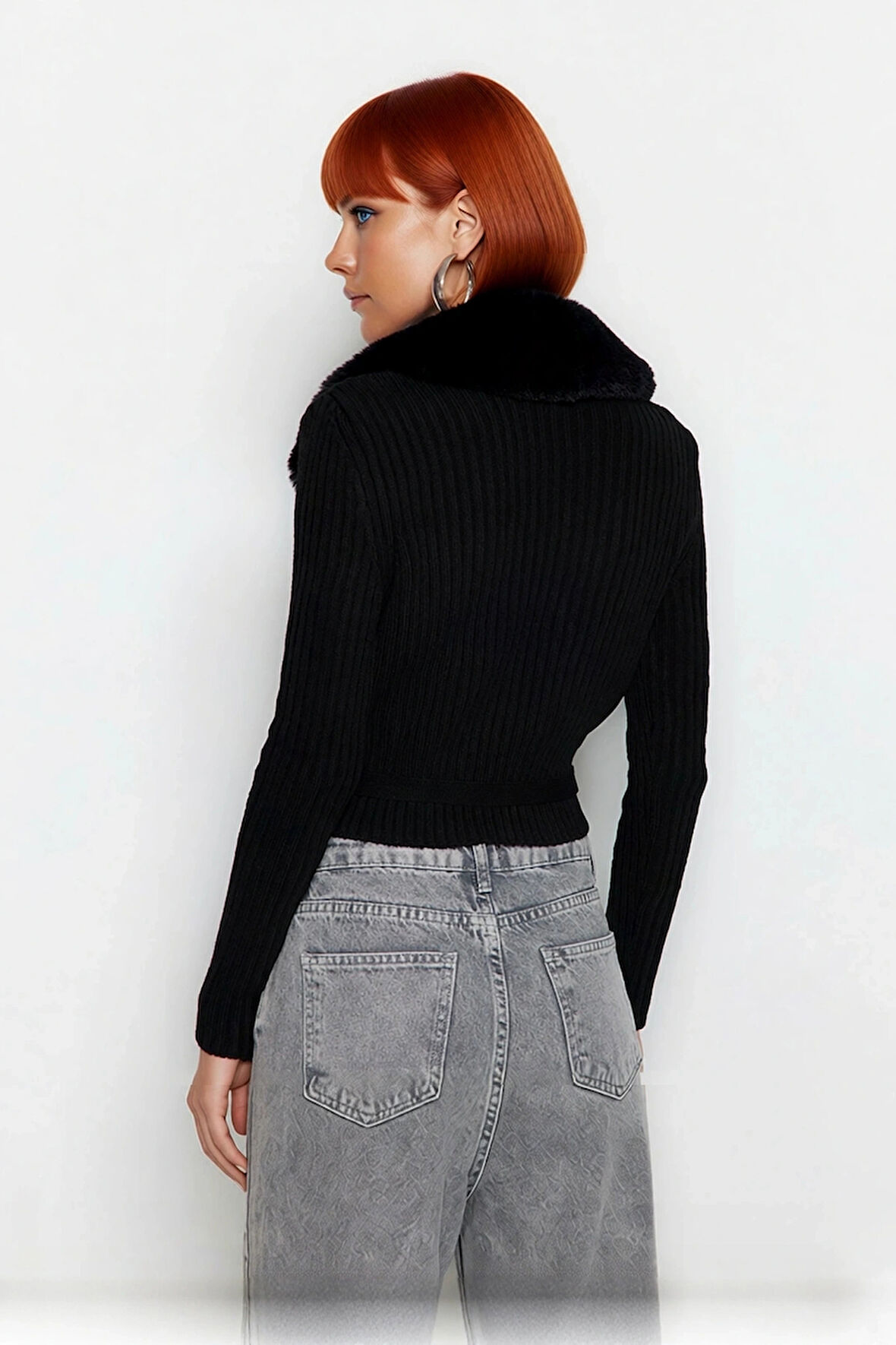 Kadın Akrilik Triko Crop Kazak Fitted Bağcıklı Tasarım Kürklü Yaka Detayı ile Soğuklara Meydan