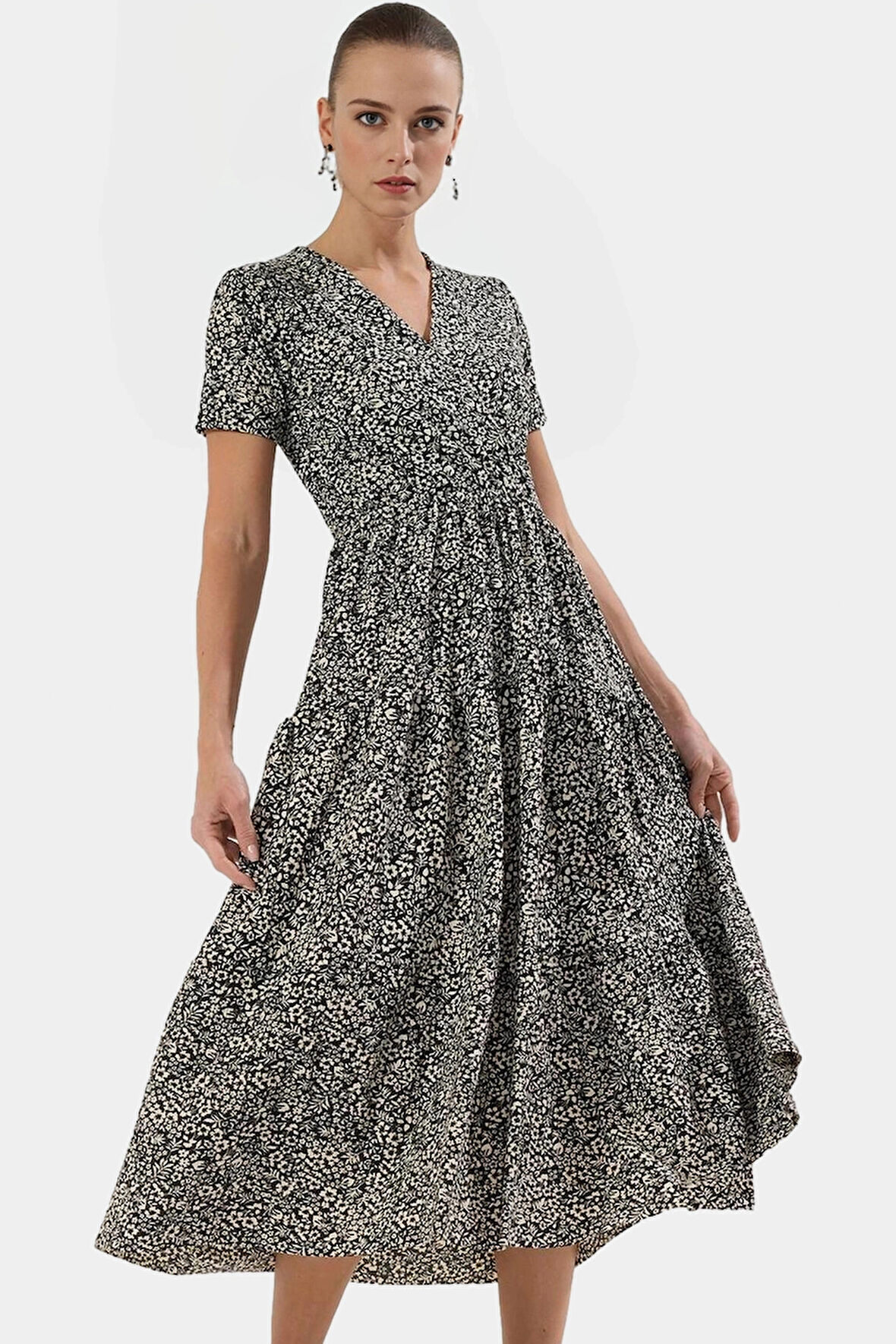 Rahat ve Şık Kadın Elbisesi Çiçekli Desen Skater Kalıp 120cm Boy Mükemmel Uyum