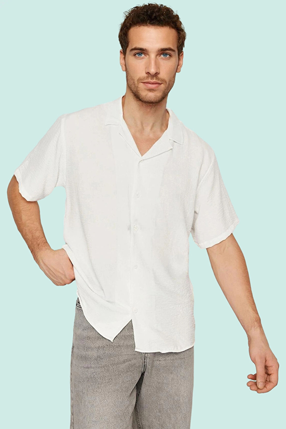 Erkek Yazlık Kısa Kollu Gömlek; Apaş Yaka; Oversize; Beyaz; Günlük Stil Yaz Aylarının Vazgeçilmezi