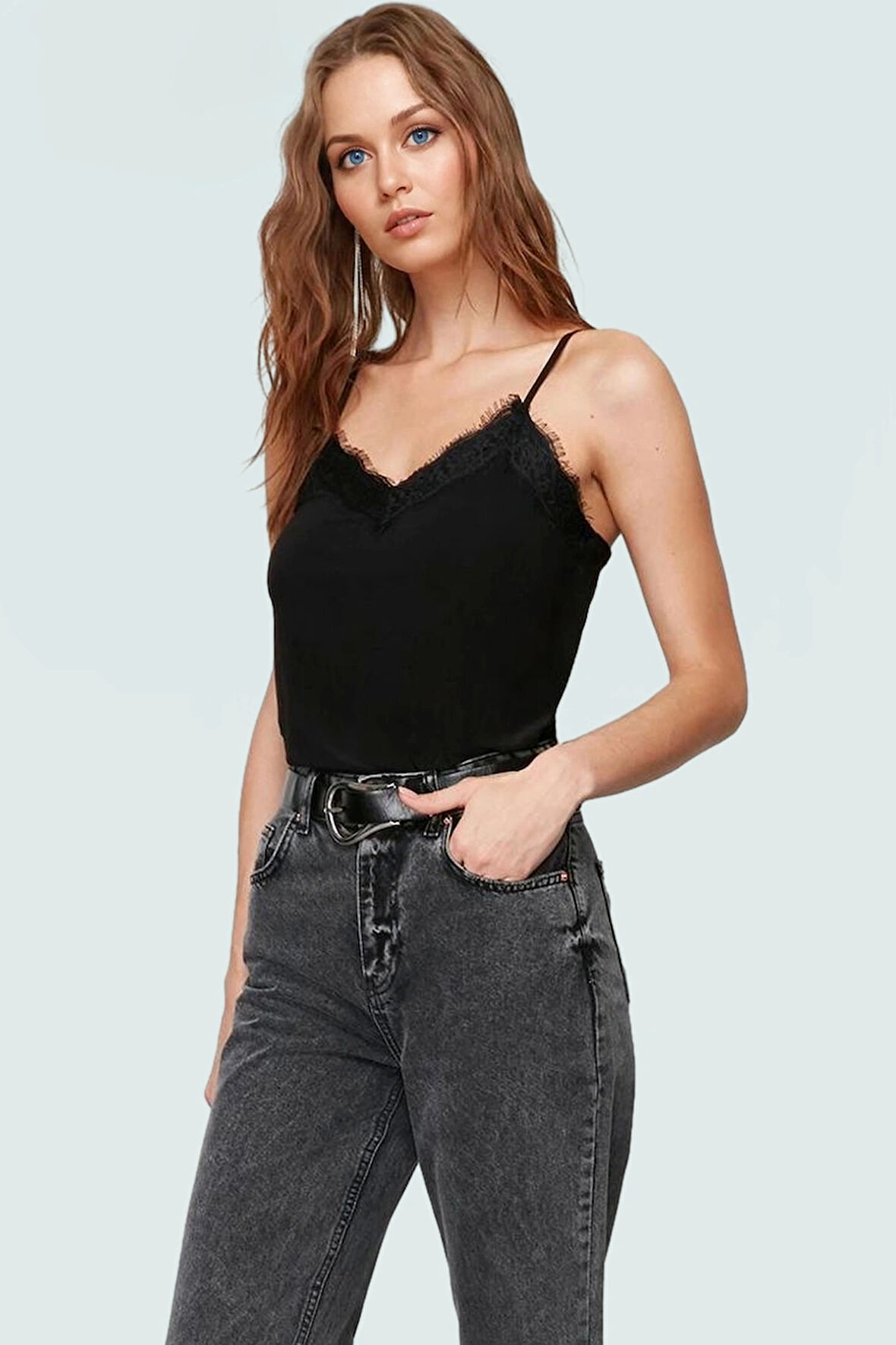 Şık Mürdüm Dantel Detaylı V Yaka Askılı Bluz Regular Kalıp Polyester Yazlık Dayanıklı Malzeme