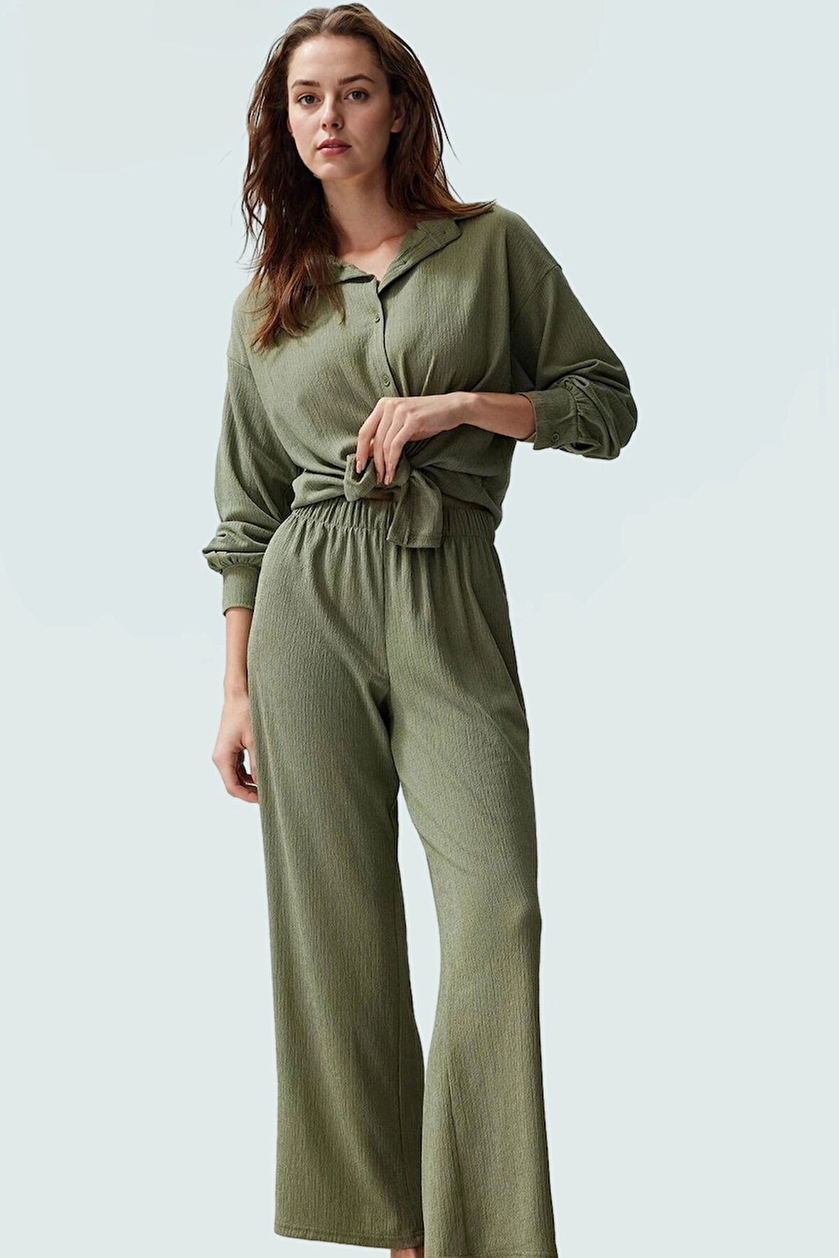 Yazlık Polyester Gömlek Pantolon Takım Düşük Kol Detayı ve Regular Kalıp Rahat Şık