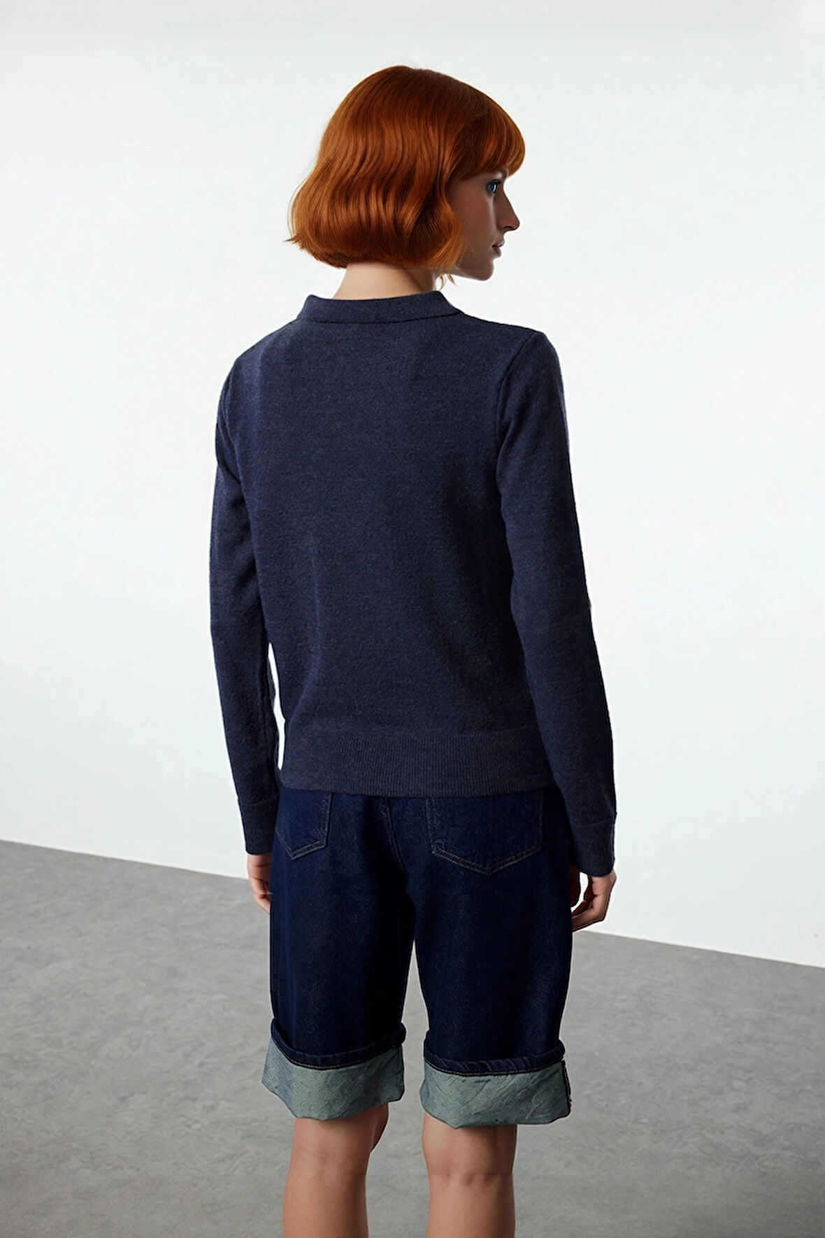 Modern Kadın Triko Kazak Polo Yaka Tasarımı ve Yünlü Dokusuyla Soğuk Günlerin Vazgeçilmezi