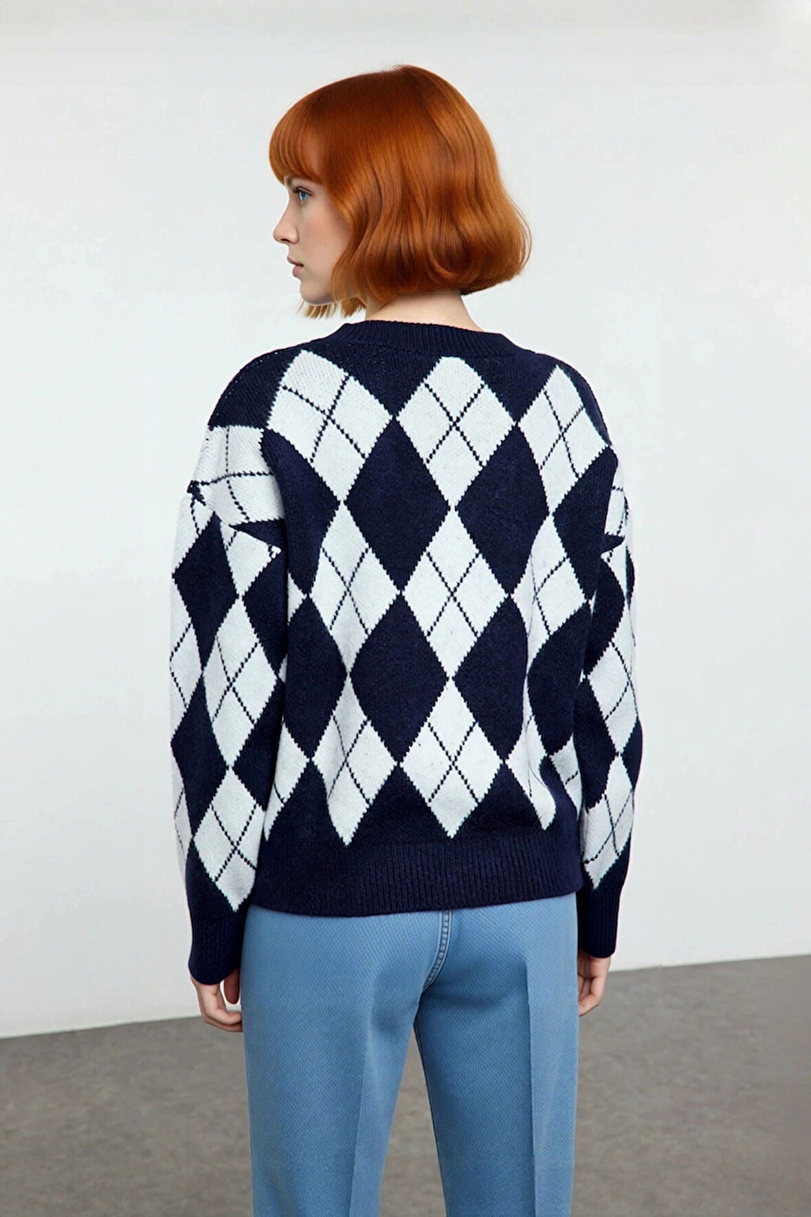 Kadın Ekru Gri Baklava Desen V Yaka Oversize Triko Kazak Kış Sezonu Günlük Stilinize Sıcak Dokunuş