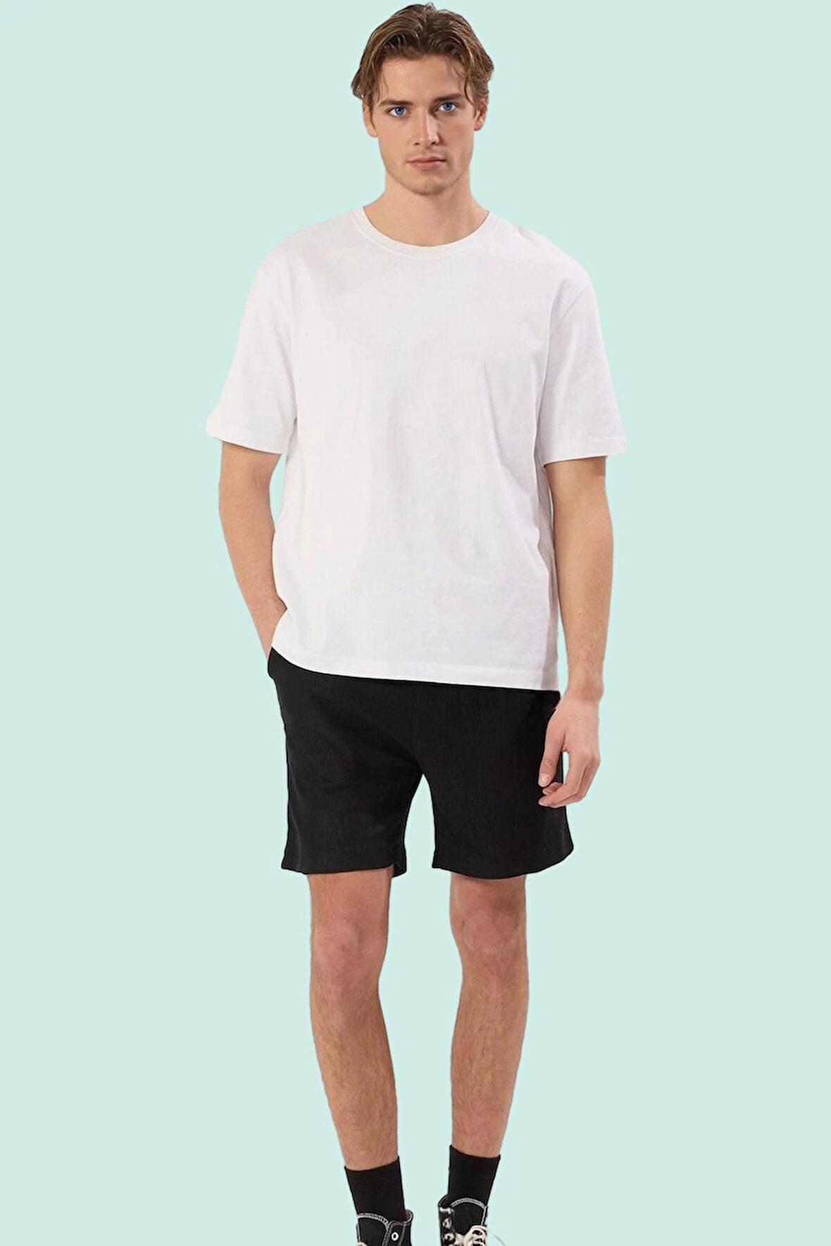 Erkek Günlük Kullanım İçin Geniş Paça Örme Şort Rahat ve Şık Tasarım Yaz Aylarının Vazgeçilmezi