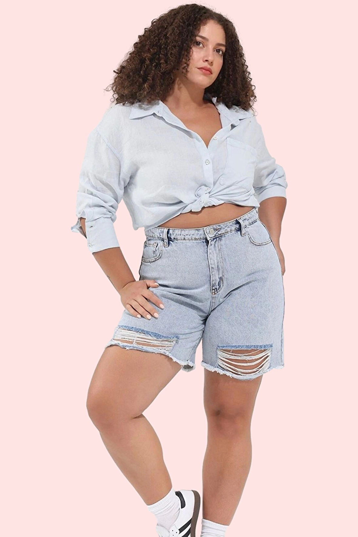 Kadın Denim Şort Yırtık Detaylı Yüksek Bel Straight Kesim Rahat Yaz Aylarının Vazgeçilmezi