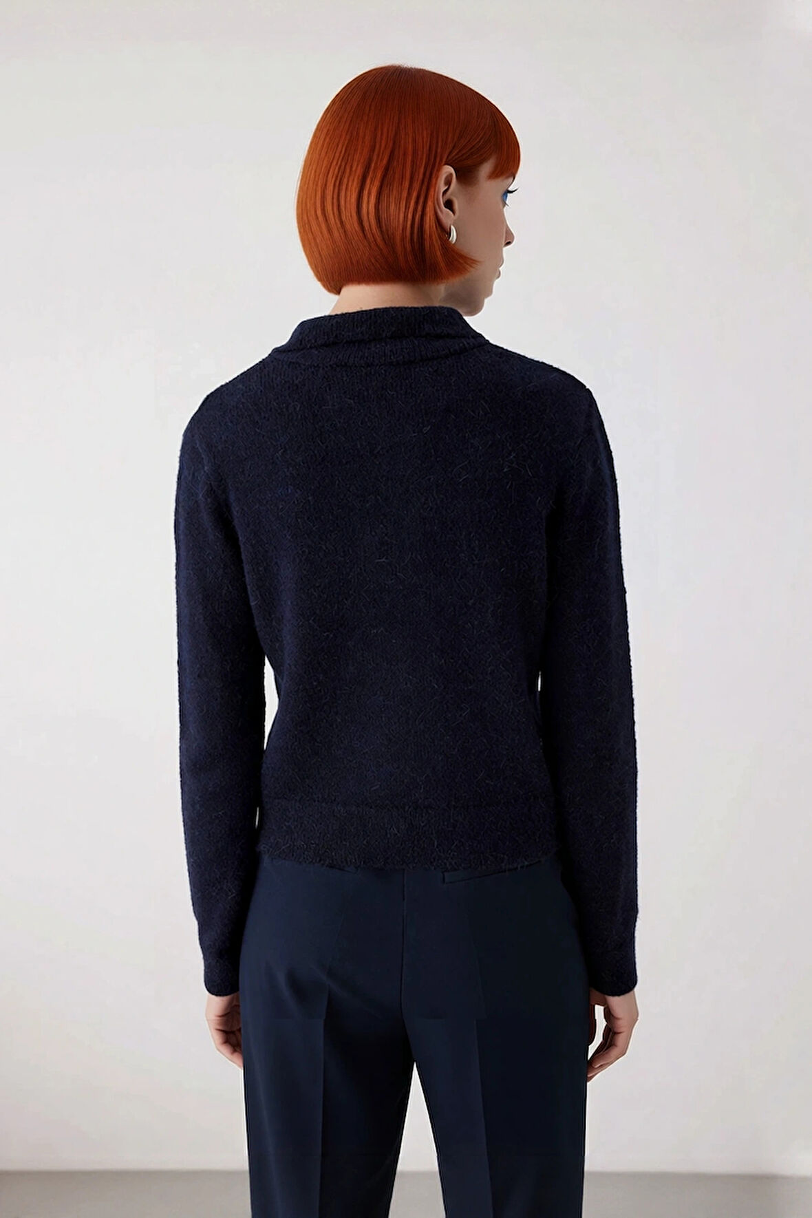 Kadın Soğuk Hava Şıklığı Polo Yaka Regular Kalıp Triko Kazak Konforlu ve Modern Görünüm Sağlar