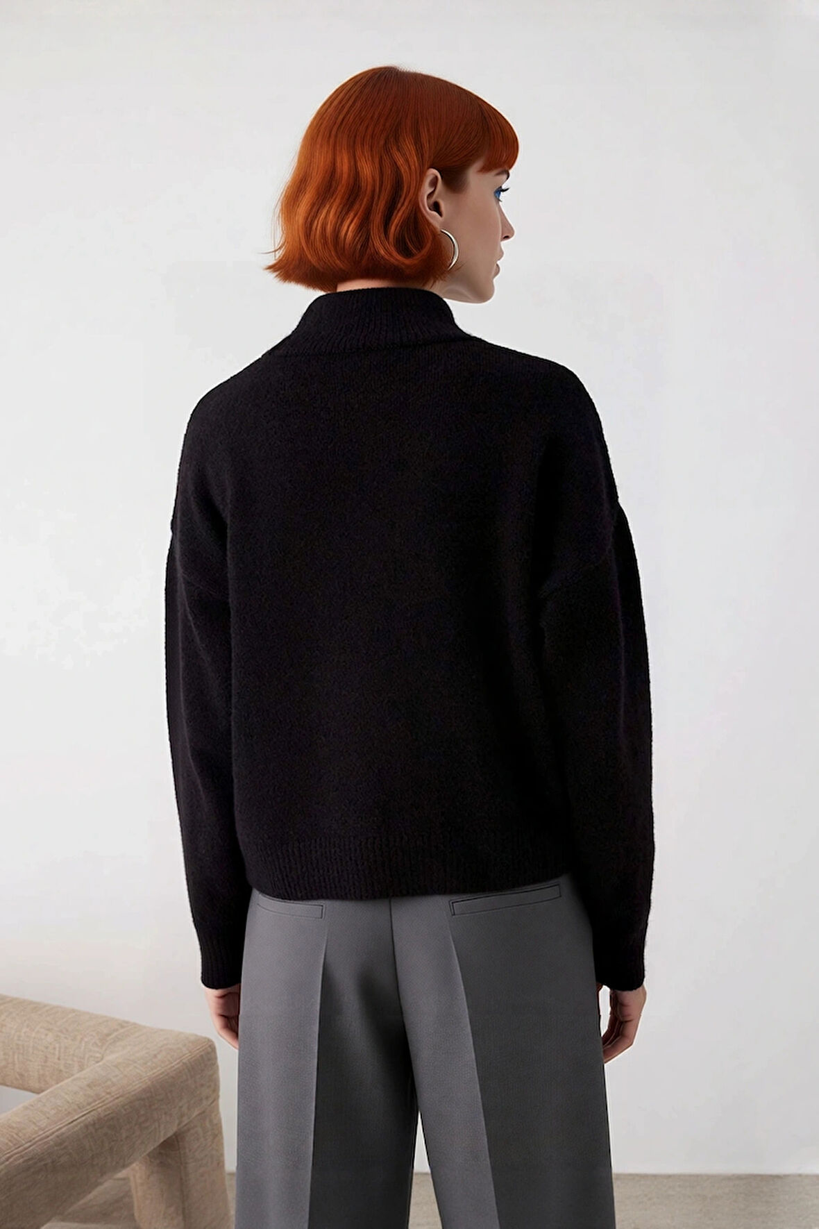 Kadın Oversize Kalın Triko Kazak Gri Rengi ve Dik Yaka Tasarımıyla Kış Kombinlerinin Yıldızı