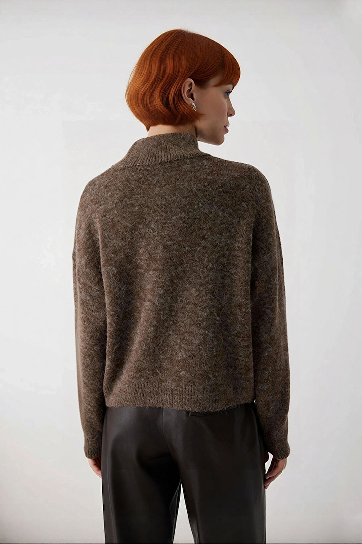 Kadın Oversize Kalın Triko Kazak Gri Rengi ve Dik Yaka Tasarımıyla Kış Kombinlerinin Yıldızı